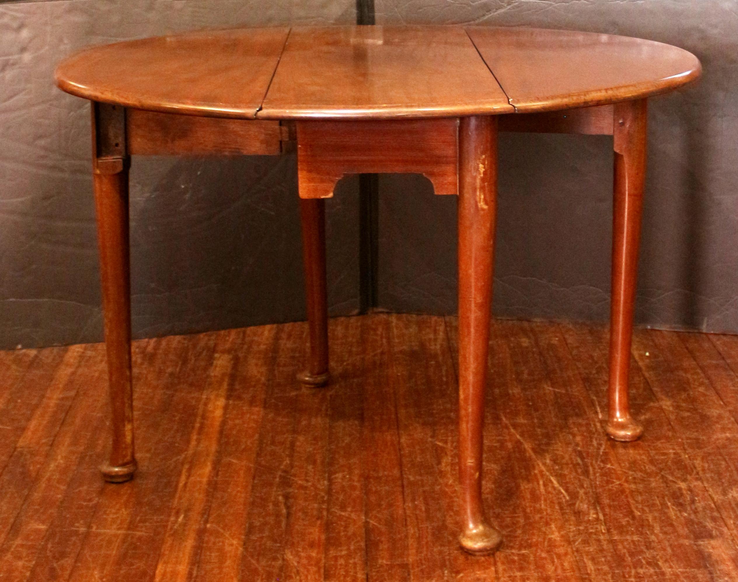 Circa 1750 George II English Oval Drop Leaf Table In Good Condition For Sale In Chapel Hill, NC