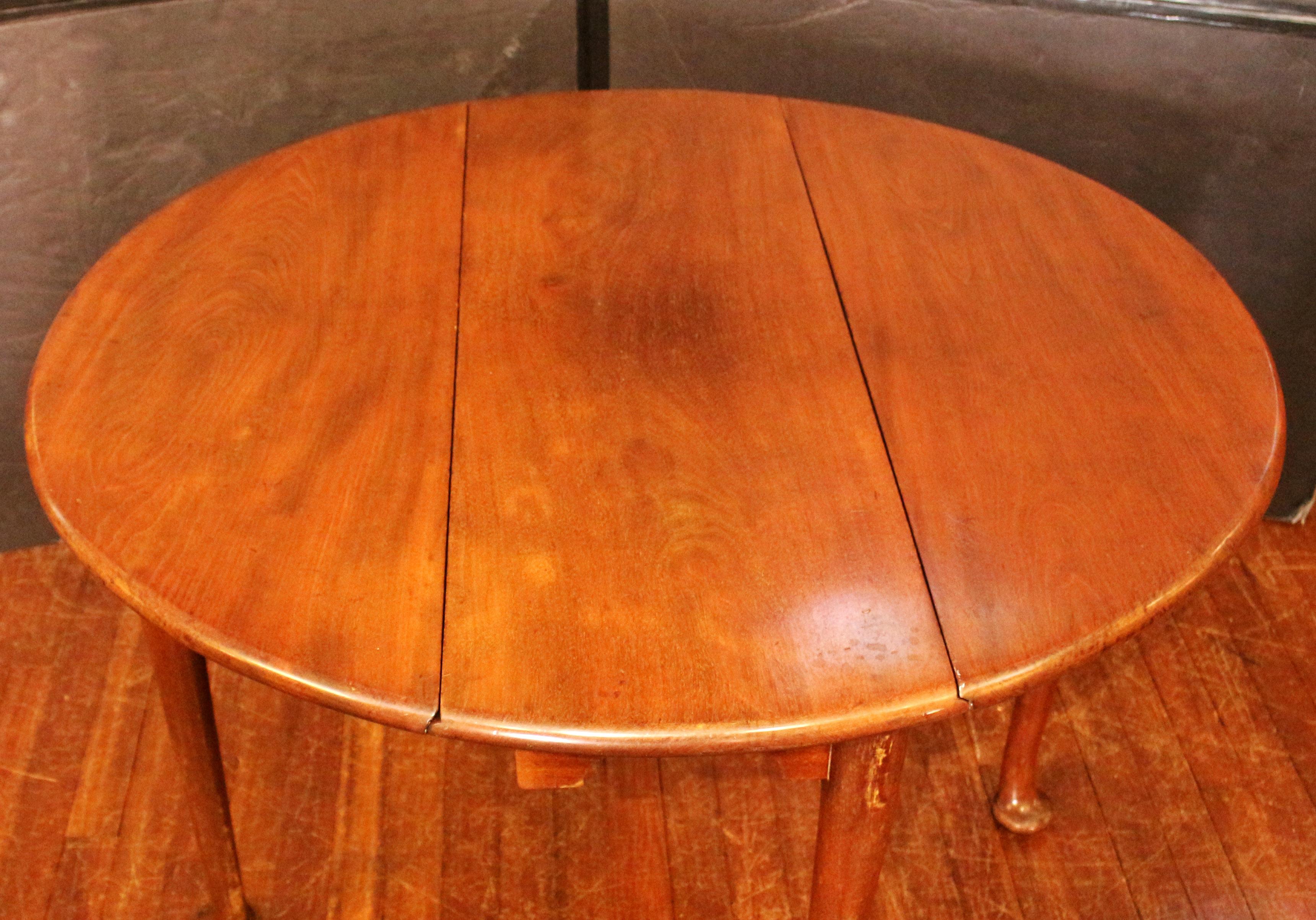 Circa 1750 George II English Oval Drop Leaf Table For Sale 1