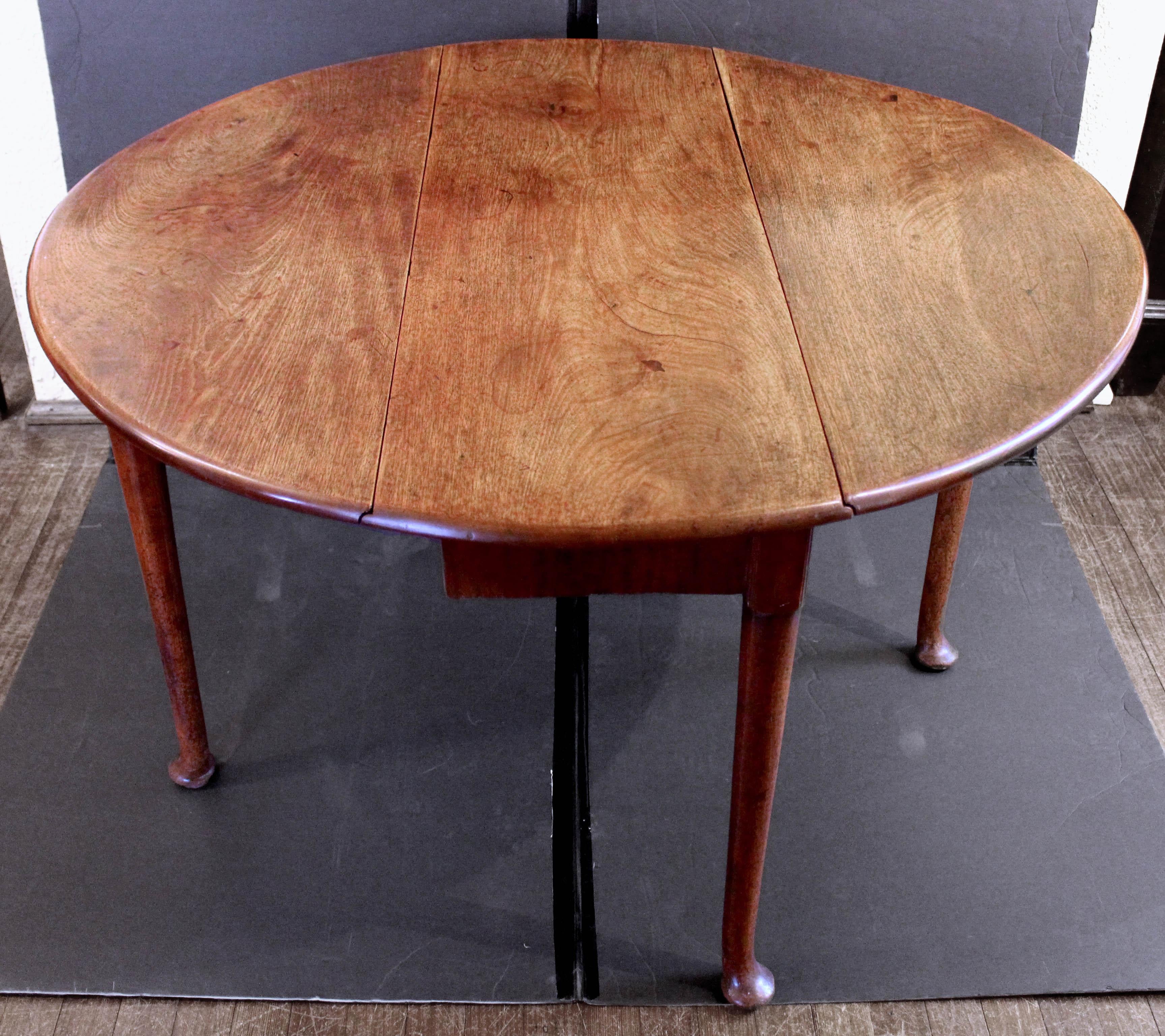 Circa 1750 George II Period Oval Drop Leaf Table, English In Good Condition For Sale In Chapel Hill, NC