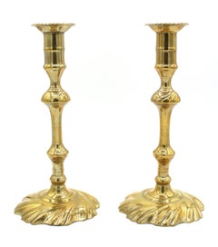 CIRCA 1750 Periodo Giorgio II Coppia di candelieri in ottone