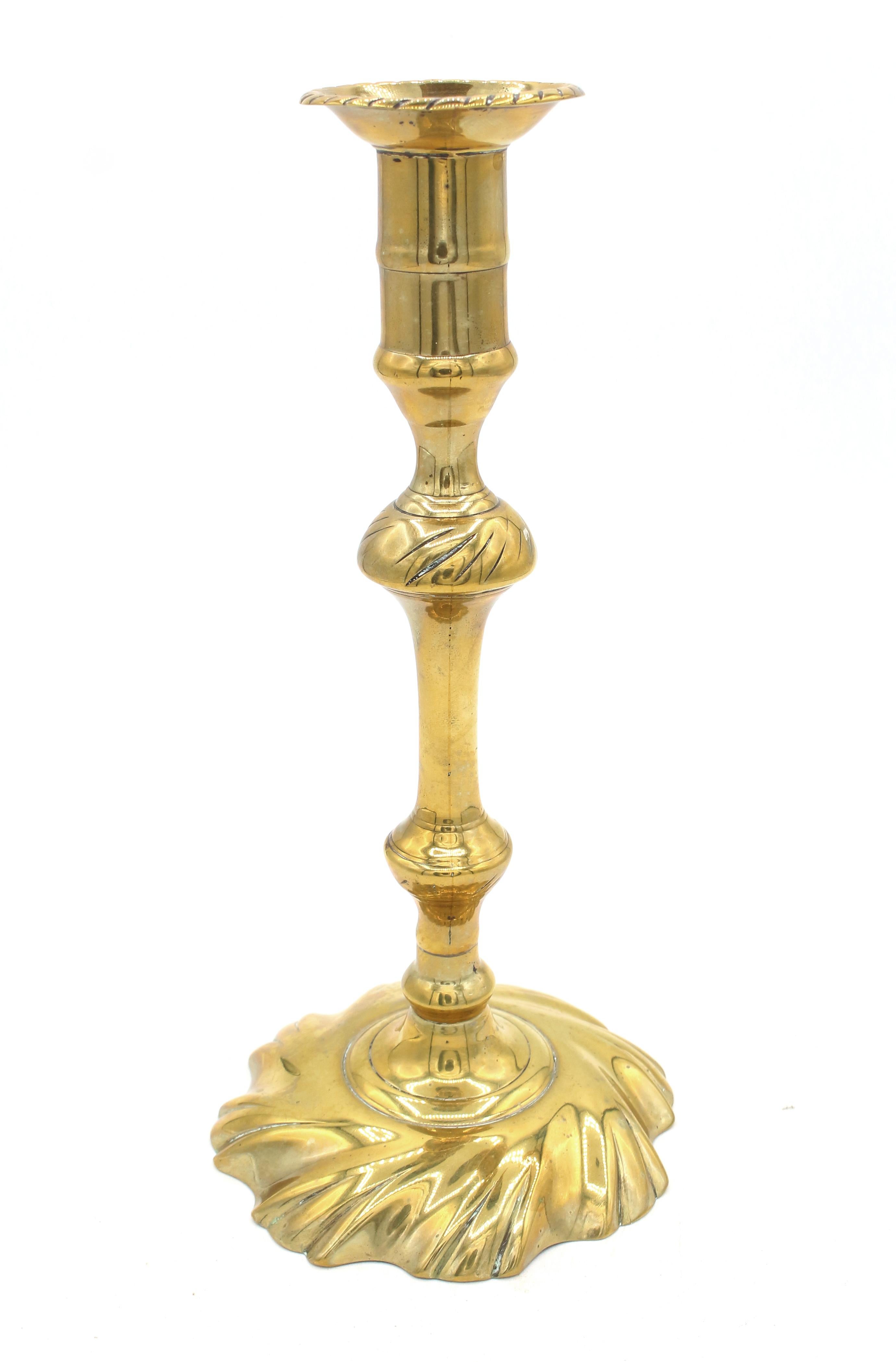 Britannico CIRCA 1750 Periodo Giorgio II Coppia di candelieri in ottone in vendita