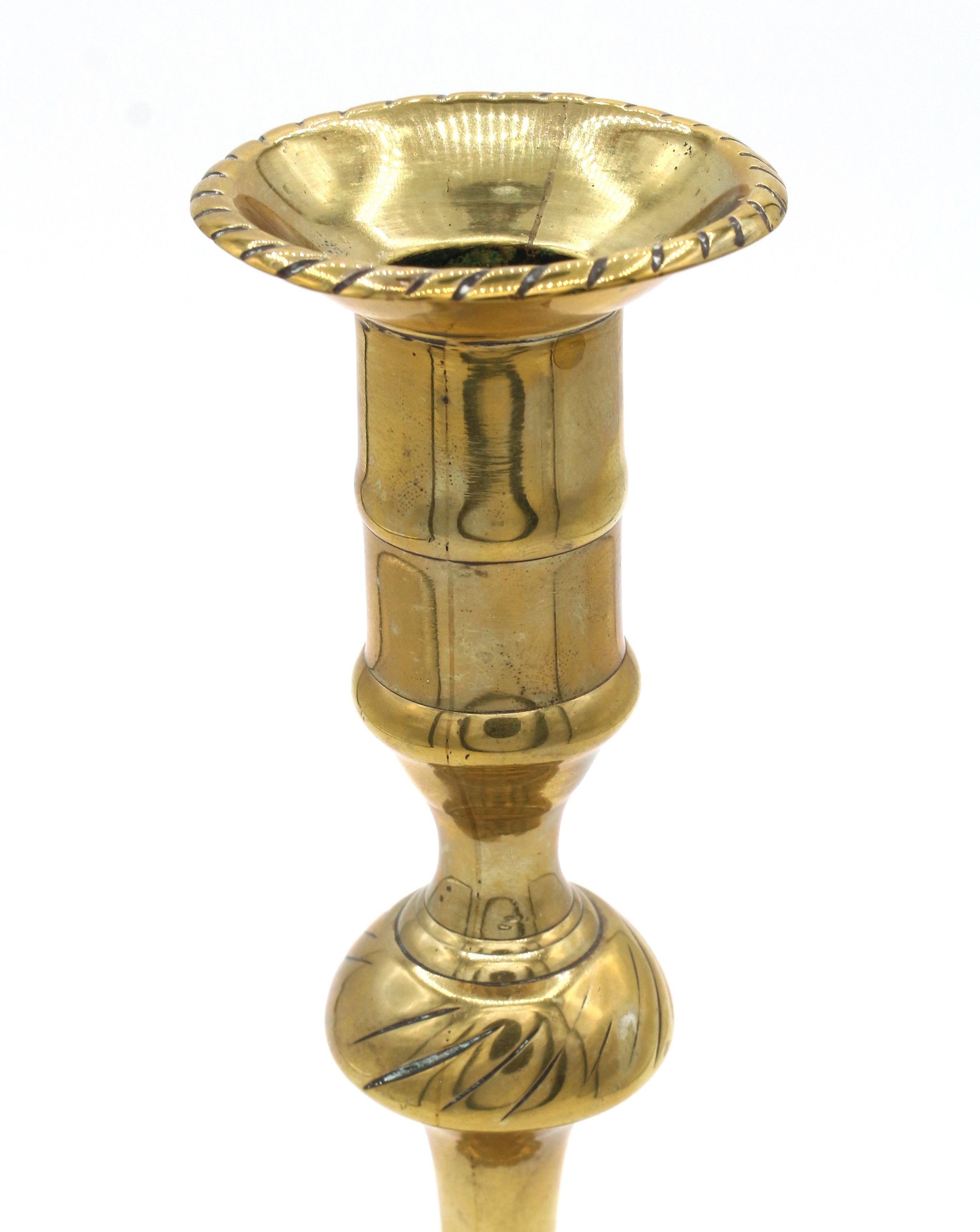Metà XVIII secolo CIRCA 1750 Periodo Giorgio II Coppia di candelieri in ottone in vendita