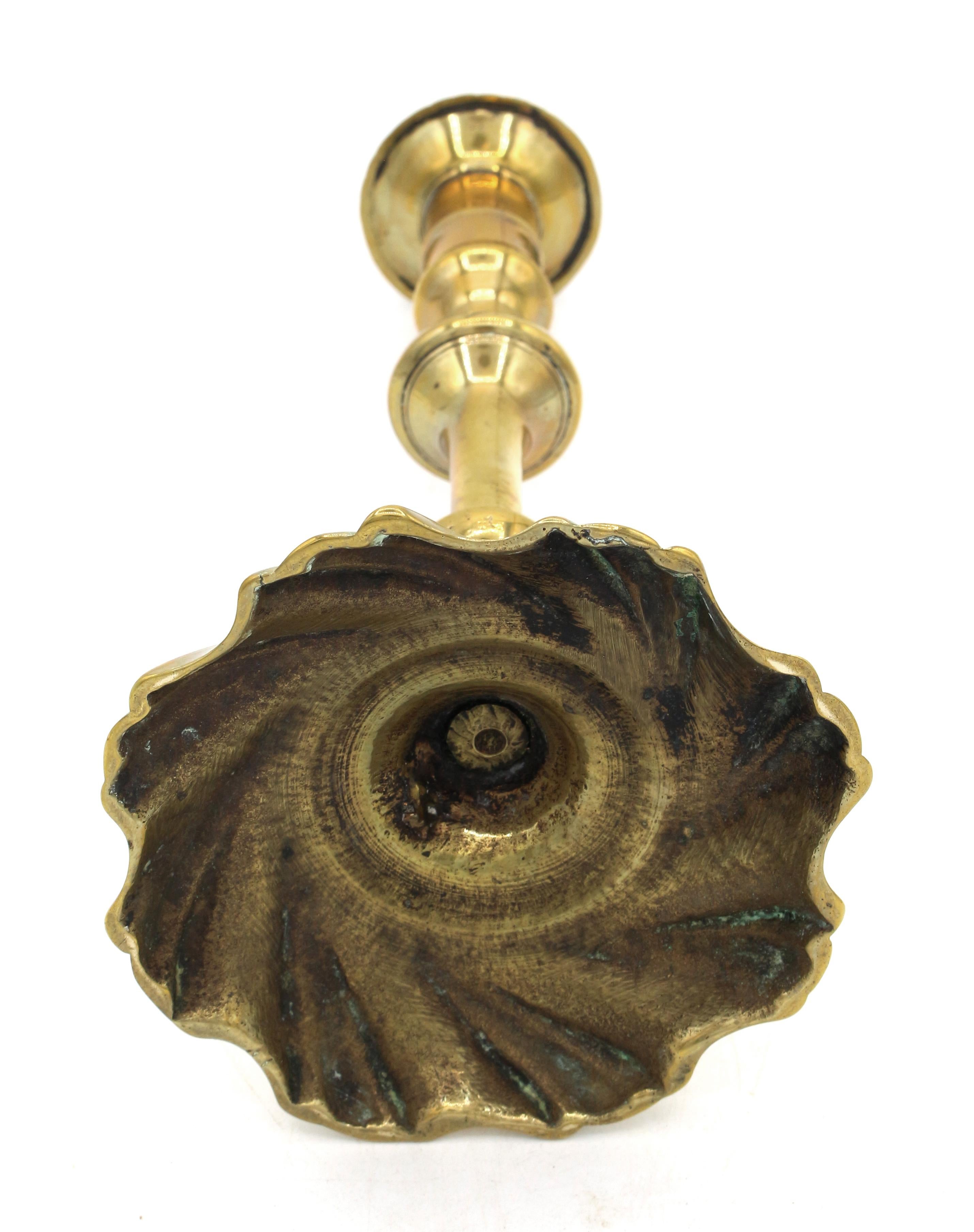 CIRCA 1750 Periodo Giorgio II Coppia di candelieri in ottone in vendita 1