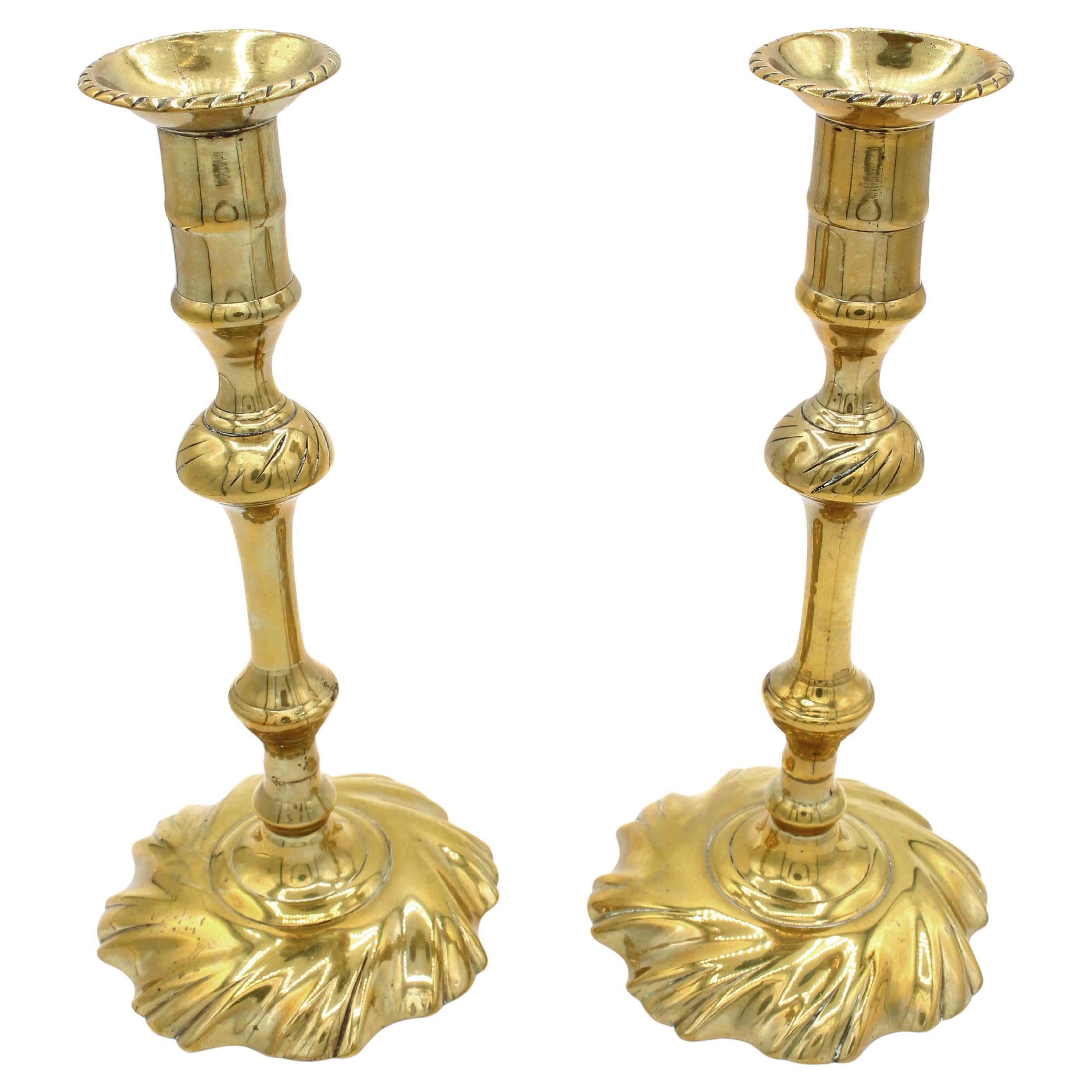 CIRCA 1750 Periodo Giorgio II Coppia di candelieri in ottone