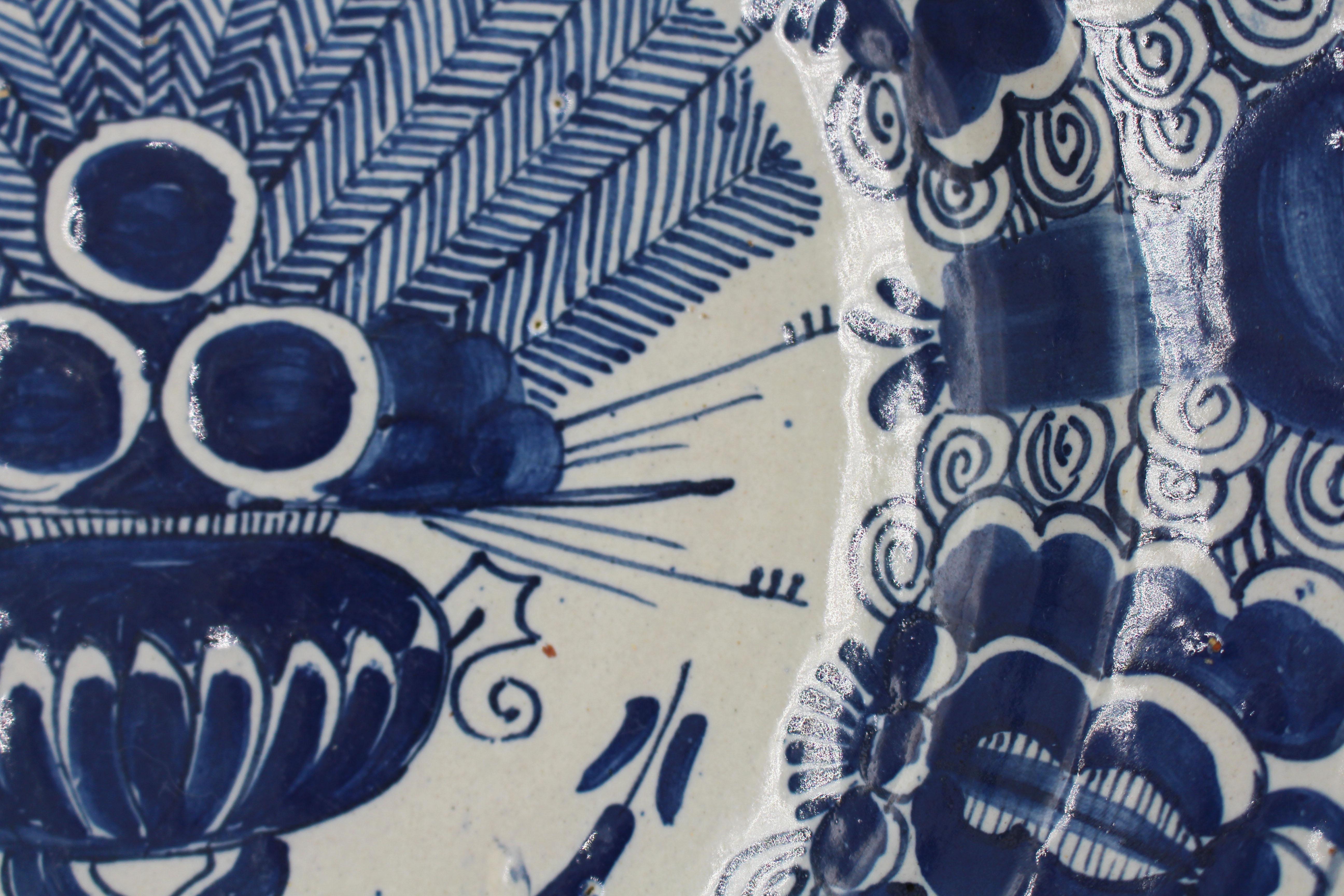 Circa 1750 Delft bleu et blanc, plat de service profond ou coupe à fruits. Par la poterie de P. VanderStrom de vergulde Blompot (Le pot de fleurs en or). Simplement décoré d'un éventail en plumes de paon dans un vase, un exemple précoce de ce motif