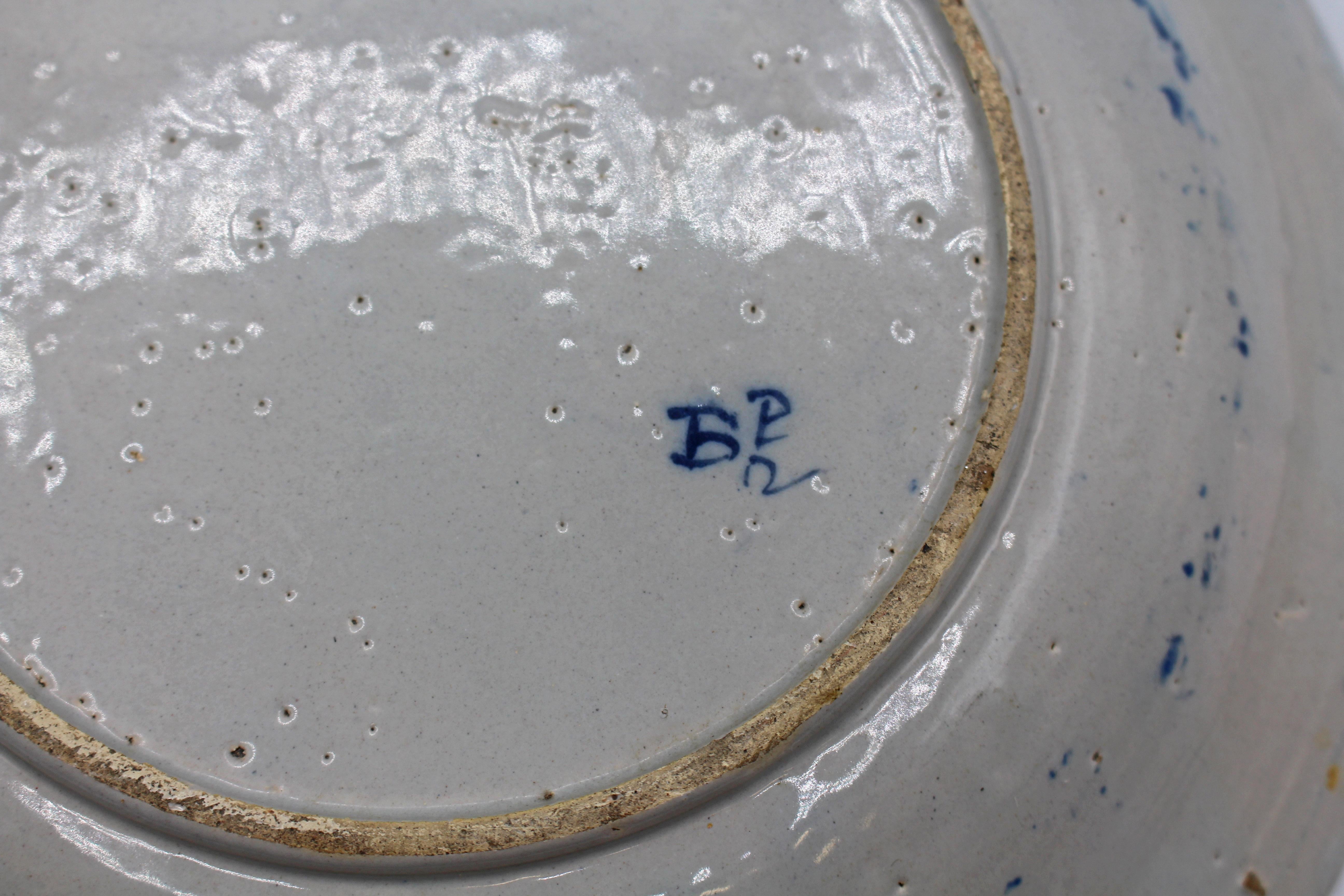 Faïence de Delft Circa 1750 P. VandertStrom's Pottery De Vergulde Blompot Delft Fruit Bowl (bol à fruits) en vente