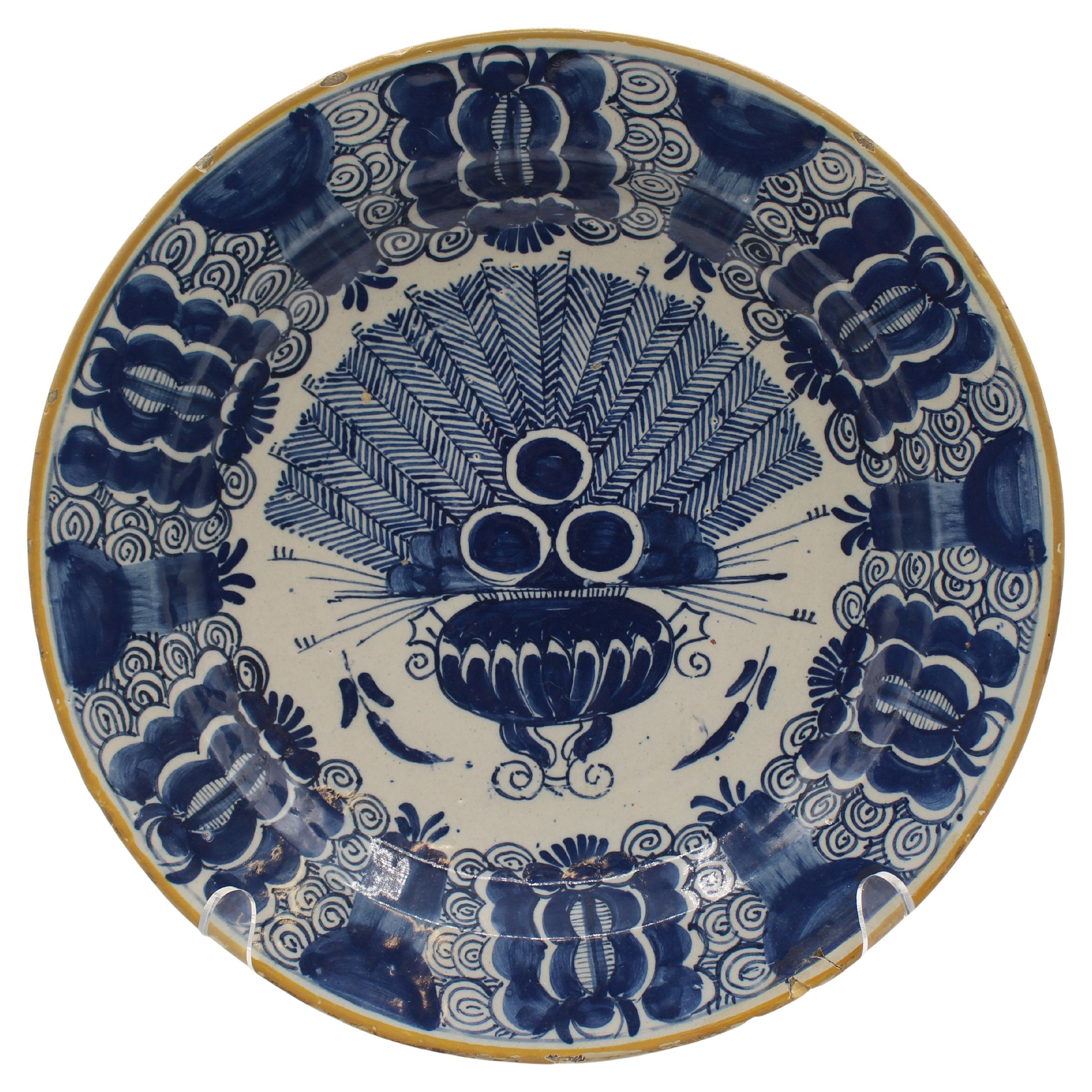 Circa 1750 P. VandertStrom
s Pottery De Vergulde Blompot Delft Fruit Bowl (bol à fruits) en vente