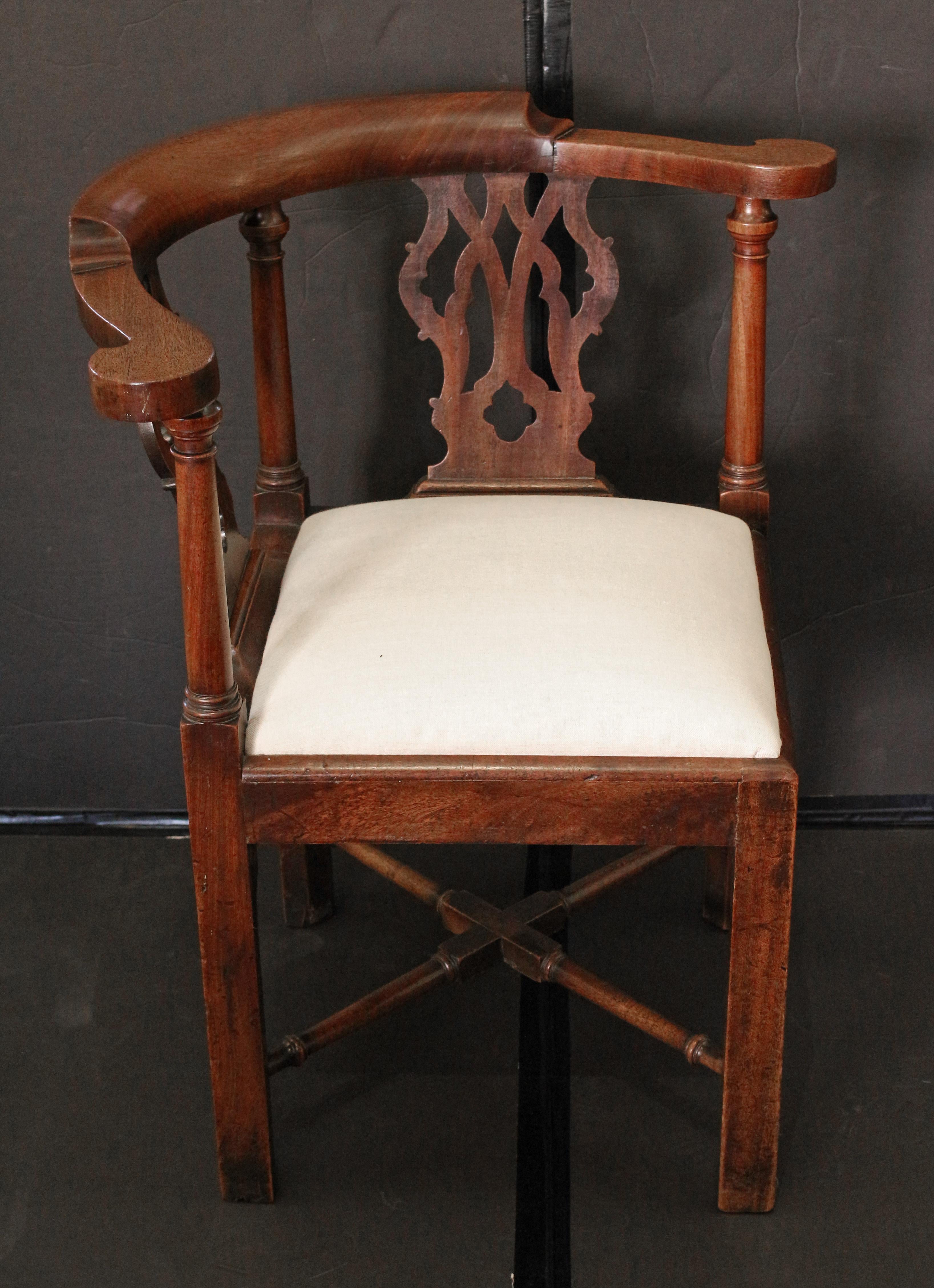 Circa 1760-80 George III Period English Corner Chair In Good Condition For Sale In Chapel Hill, NC