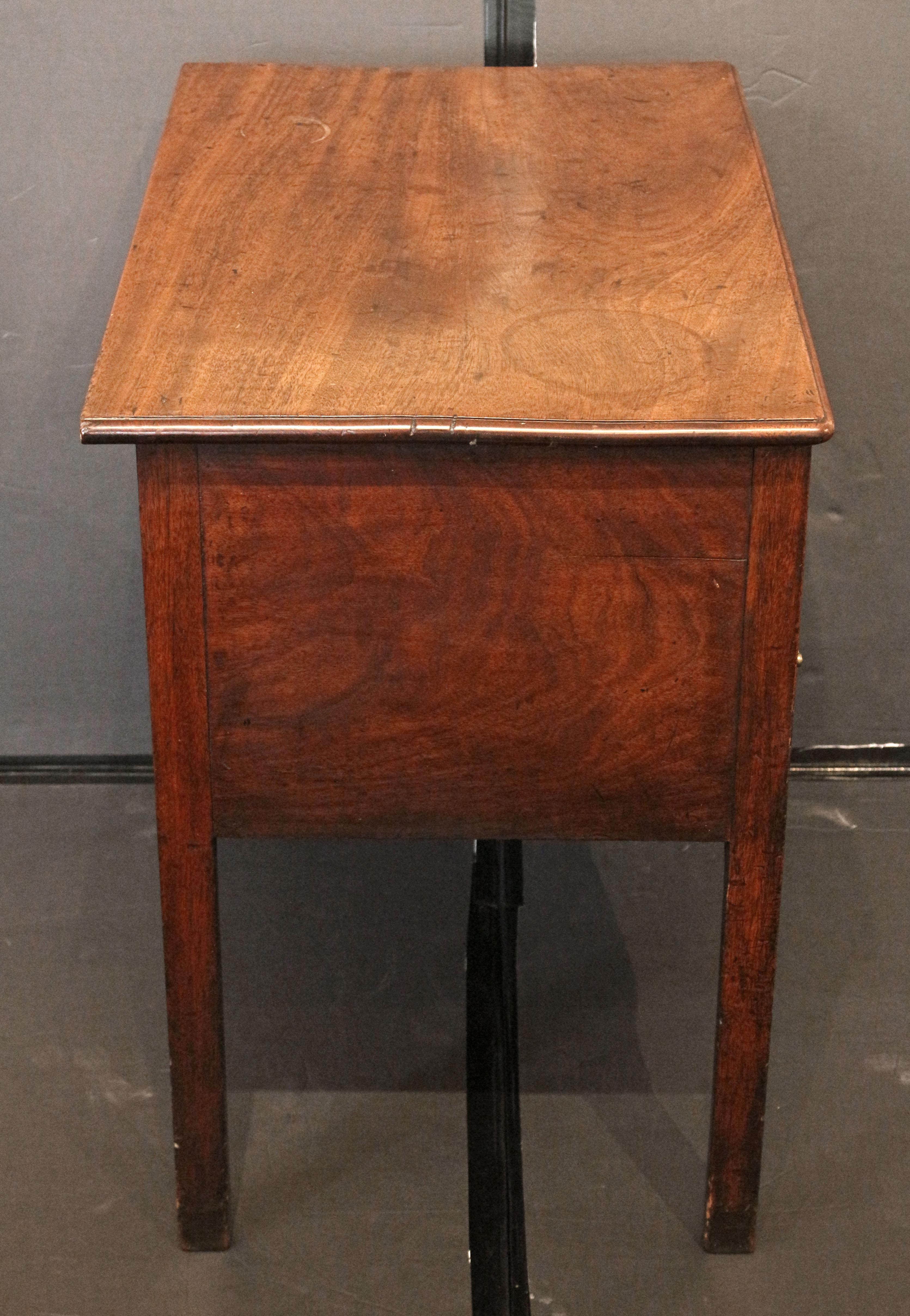 CIRCA 1760-80 Englischer Lowboy-Tisch aus der Zeit von Georg III. (George III.) im Angebot