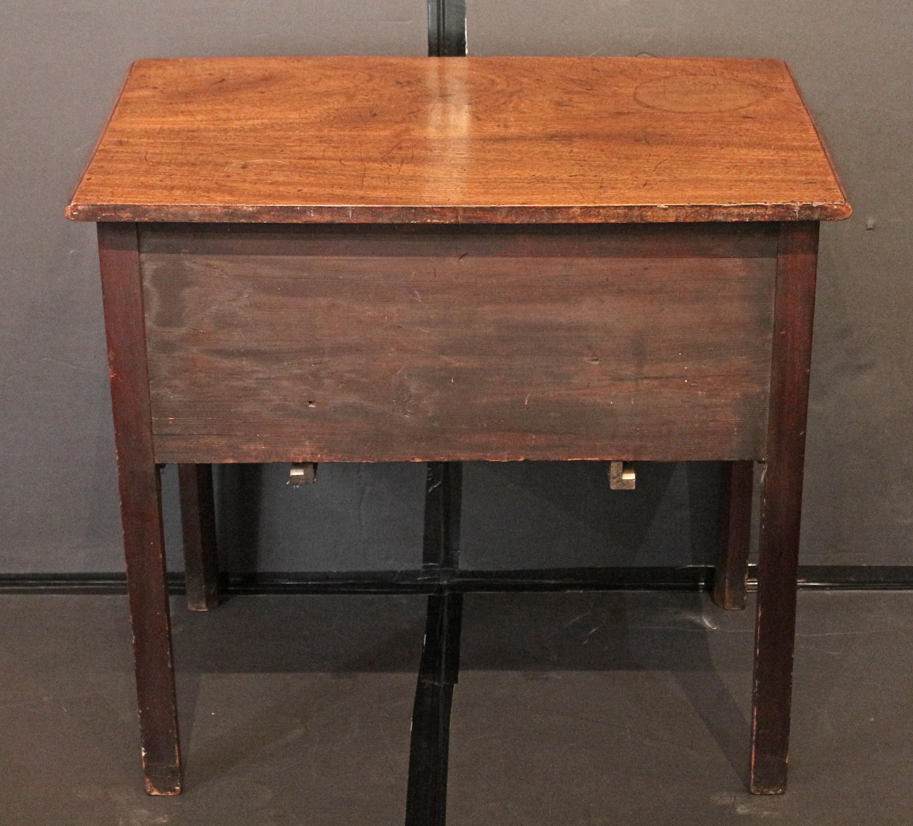 CIRCA 1760-80 Englischer Lowboy-Tisch aus der Zeit von Georg III. im Zustand „Gut“ im Angebot in Chapel Hill, NC