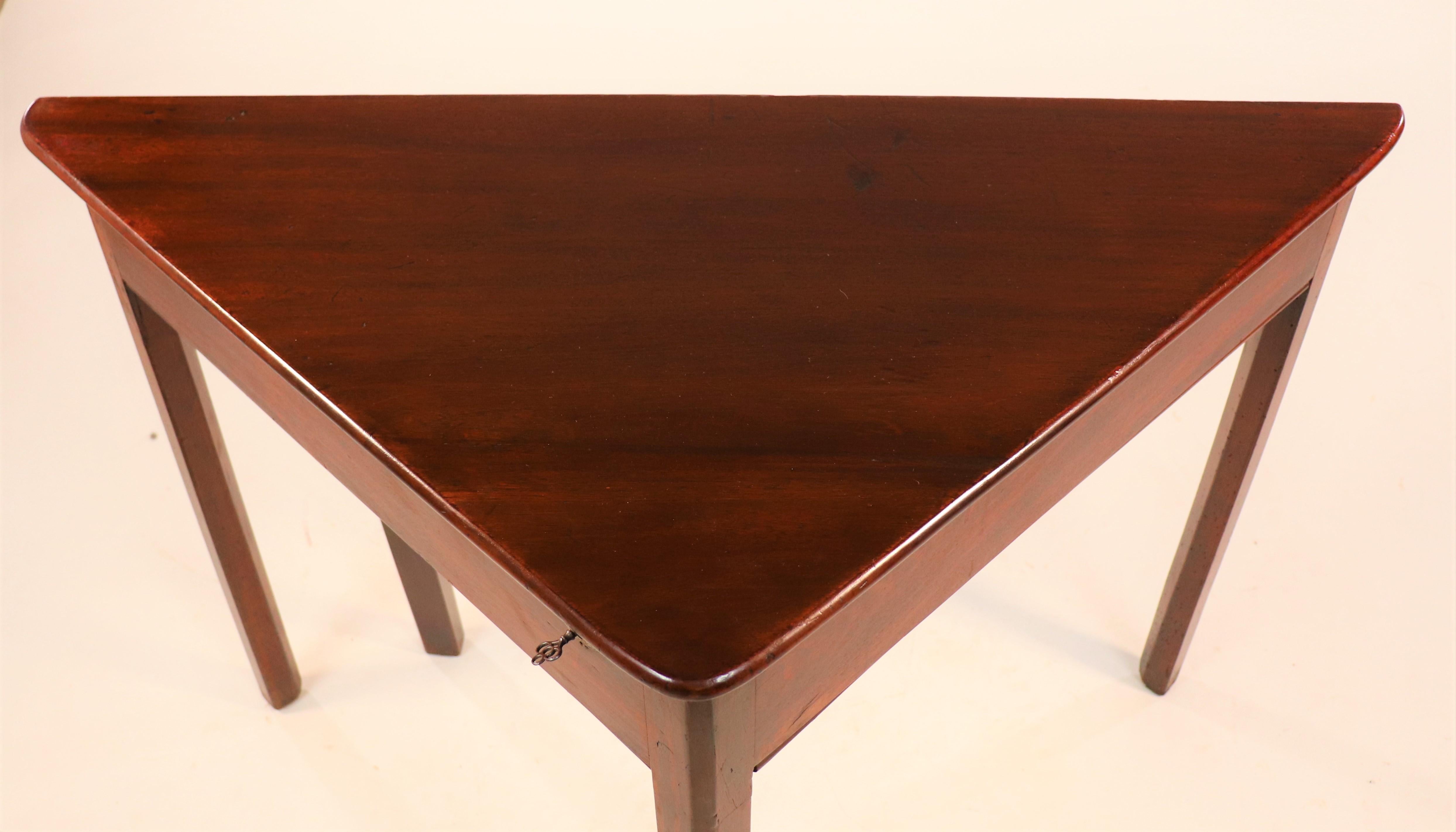 Circa 1760 English George III Folding Handkerchief Tuckaway Corner Table en vente 11