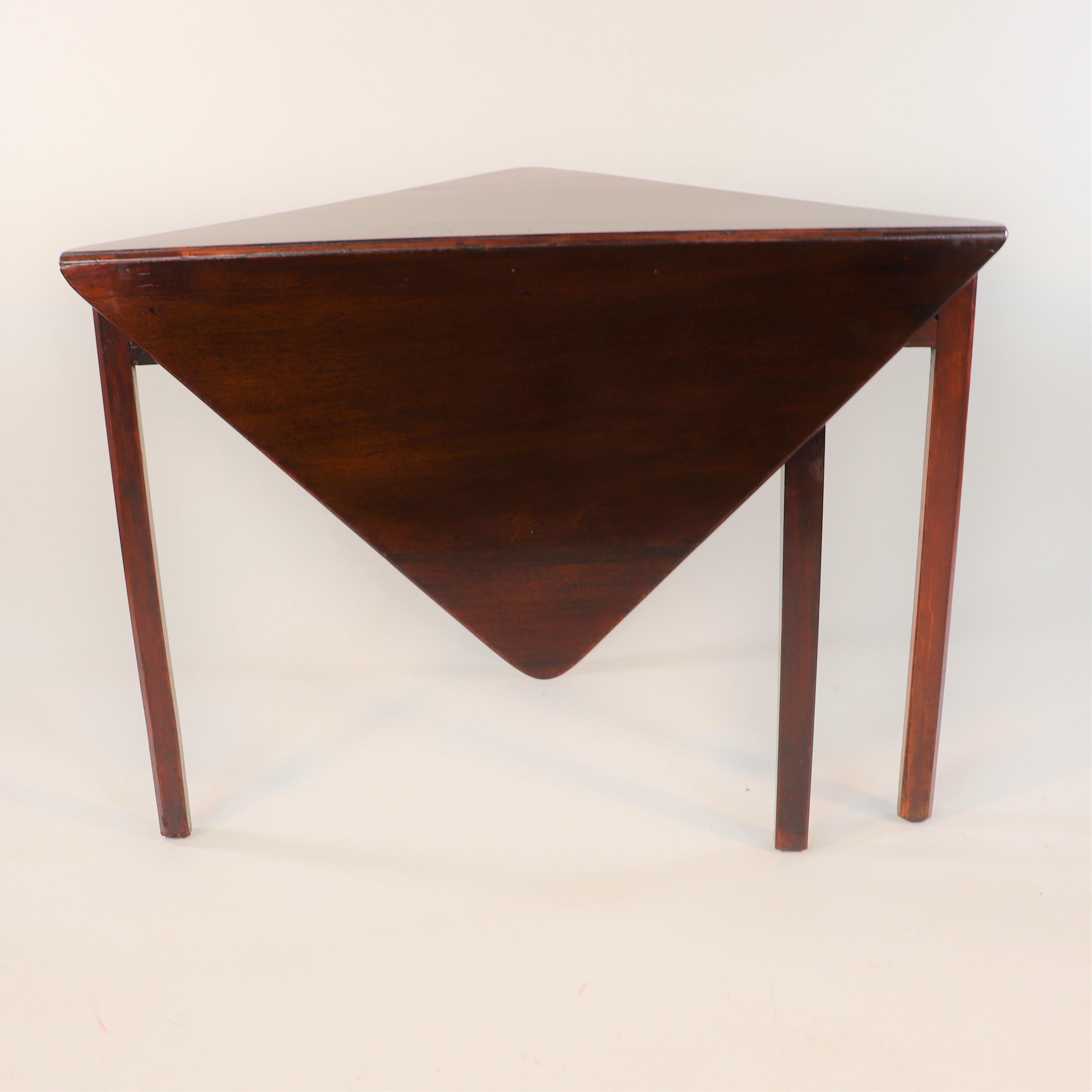This is an elegant hand-crafted mahogany George III multifunctionality corner table. During this time, corner tables became popular, due to their multi-functional and space-saving characteristics. They easily transform into a square multi-use: tea