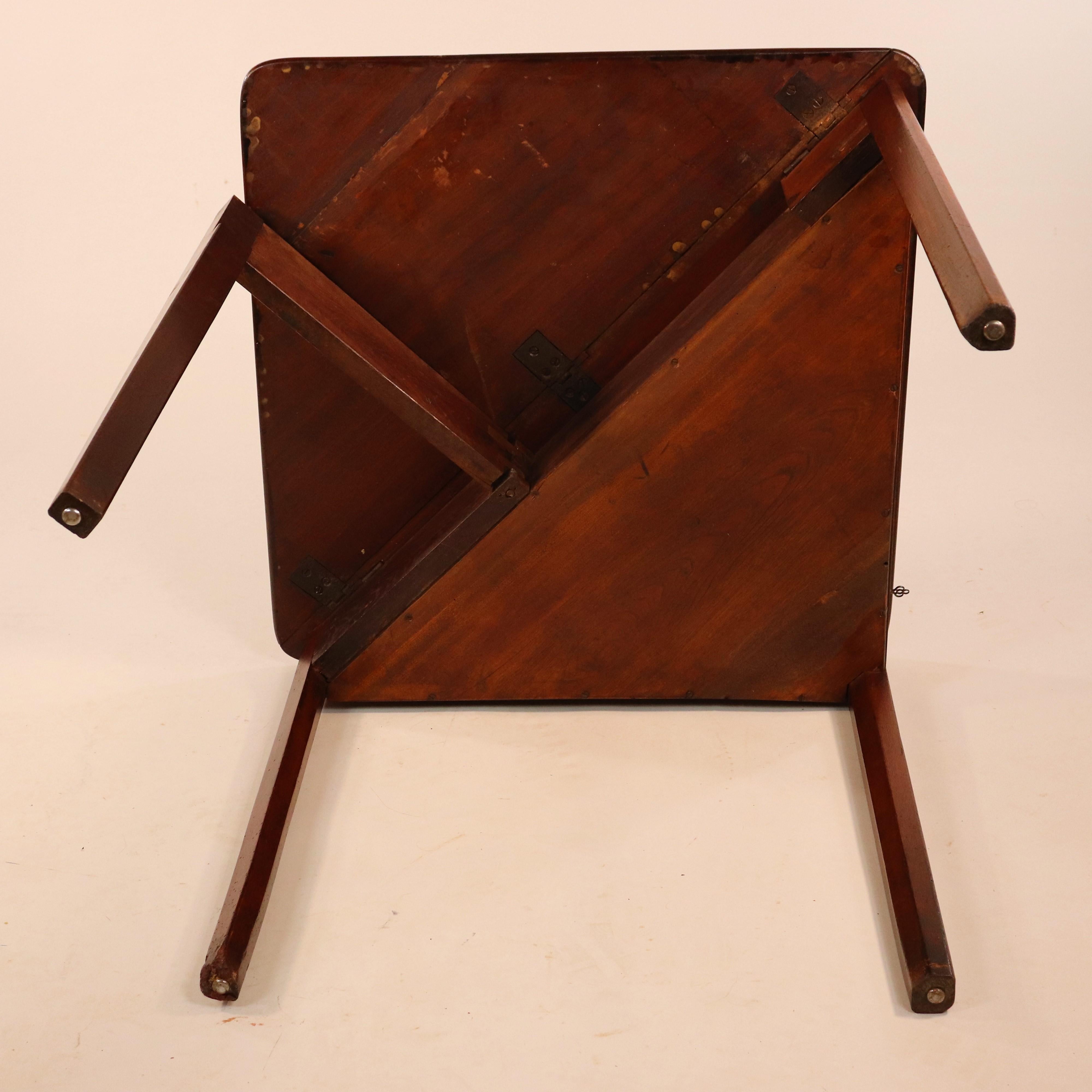 Englischer George III.-Ecktisch mit klappbarem Taschentuckaway-Taschentuch, um 1760 im Angebot 1
