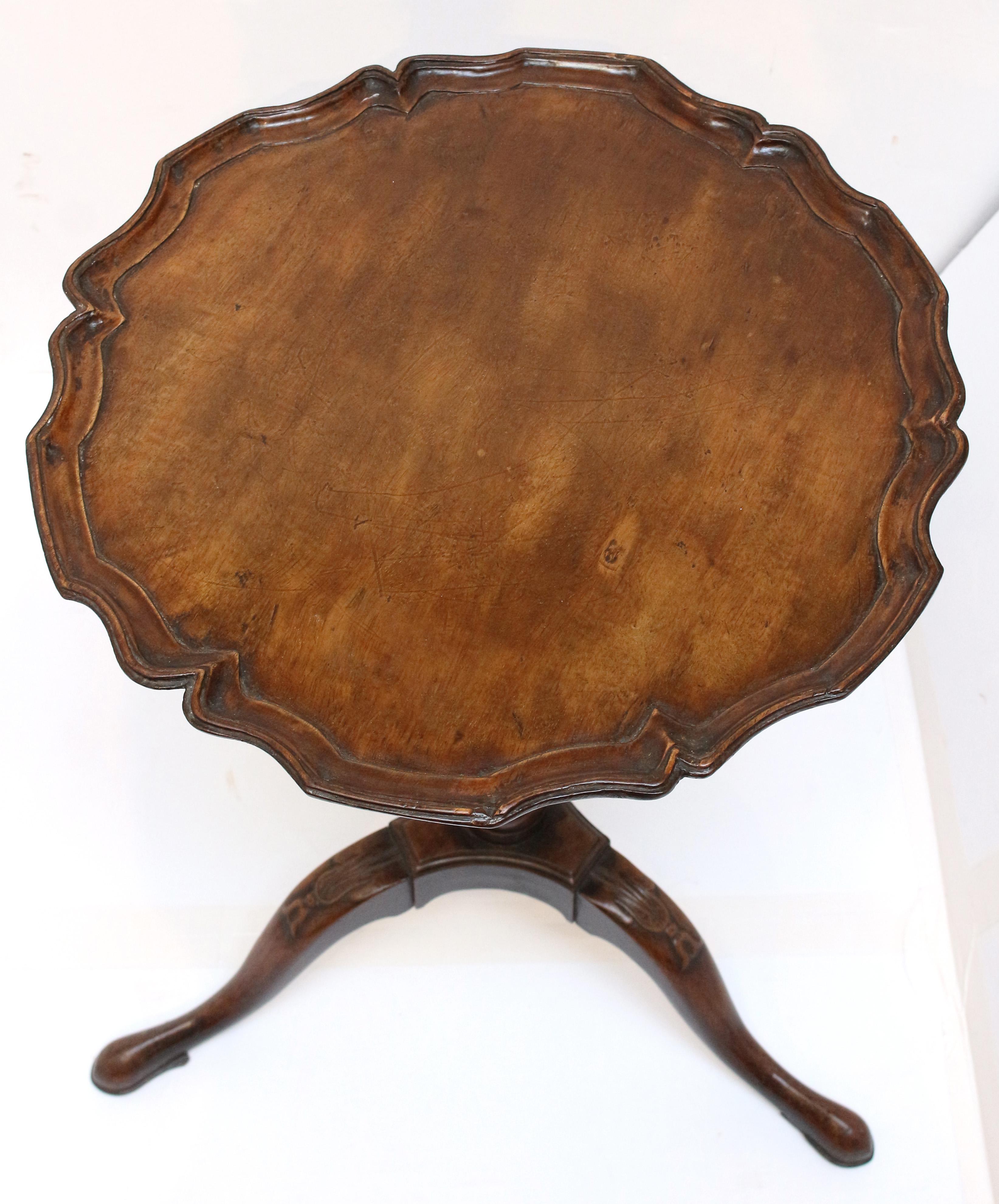 Circa 1760 George III Period English Candlestand Table In Good Condition In Chapel Hill, NC