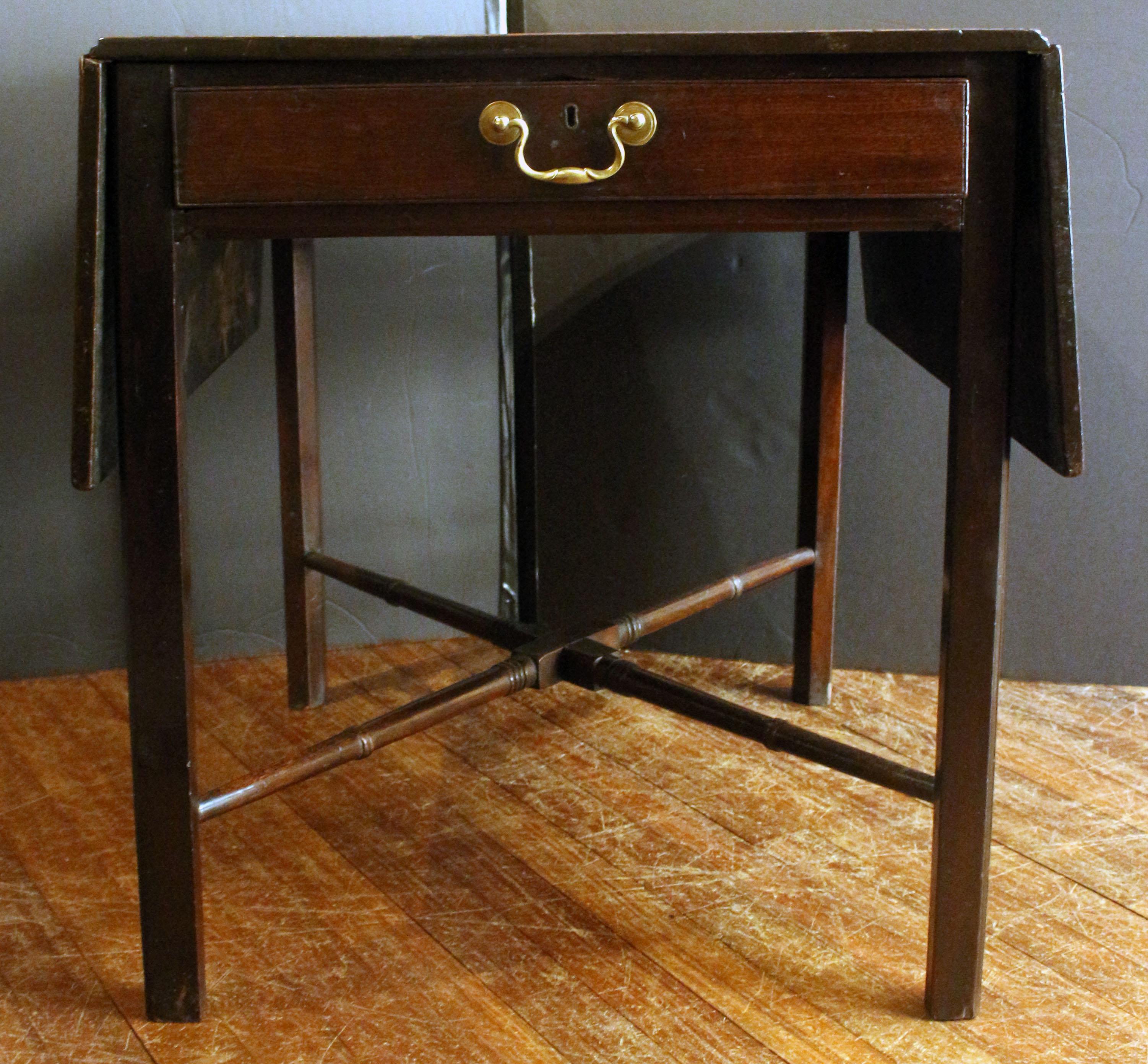 Georgian Pembroke Table, circa 1760 In Good Condition In Chapel Hill, NC