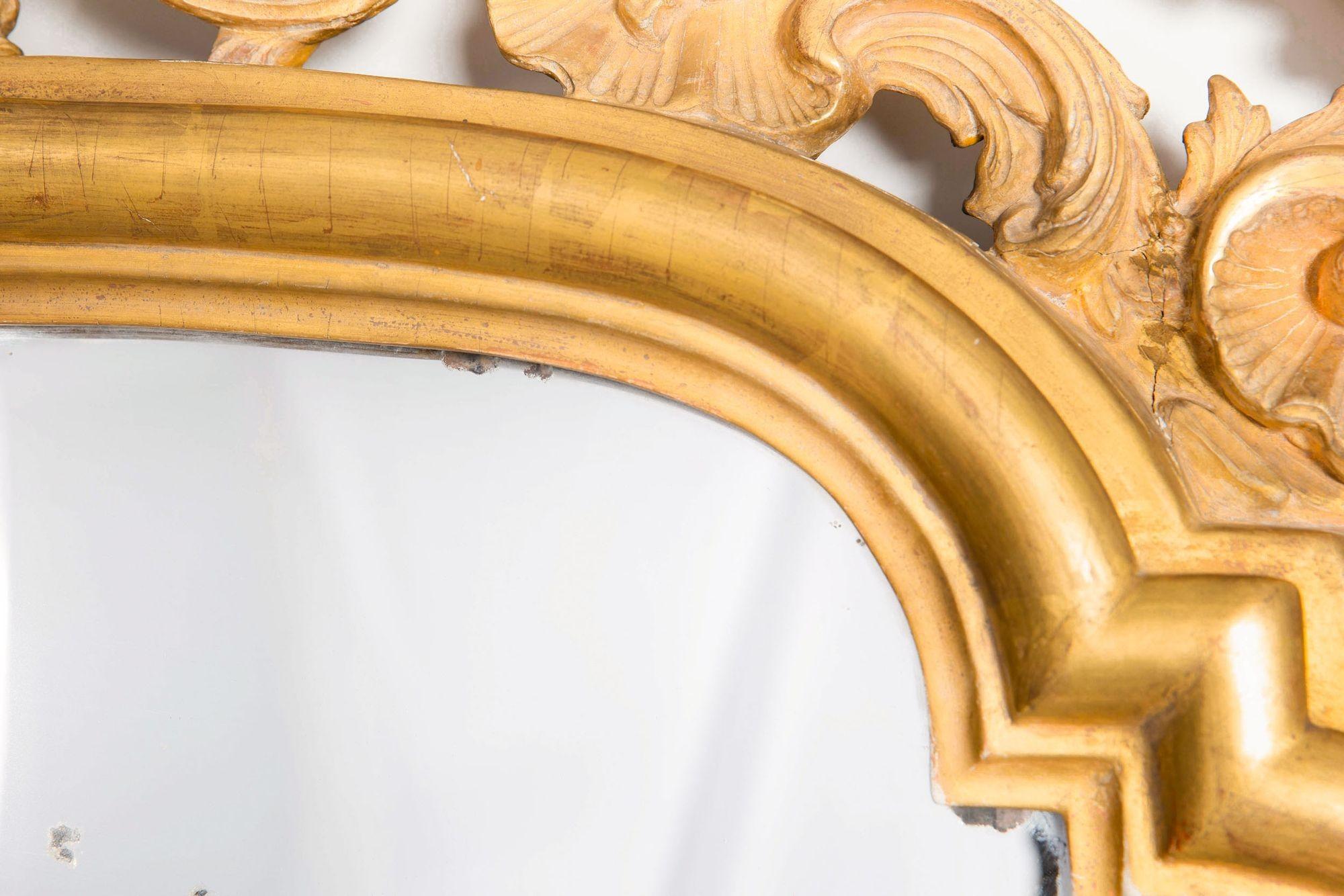 Espejo de pared italiano rococó de madera dorada, probablemente Milán, circa 1760, 71