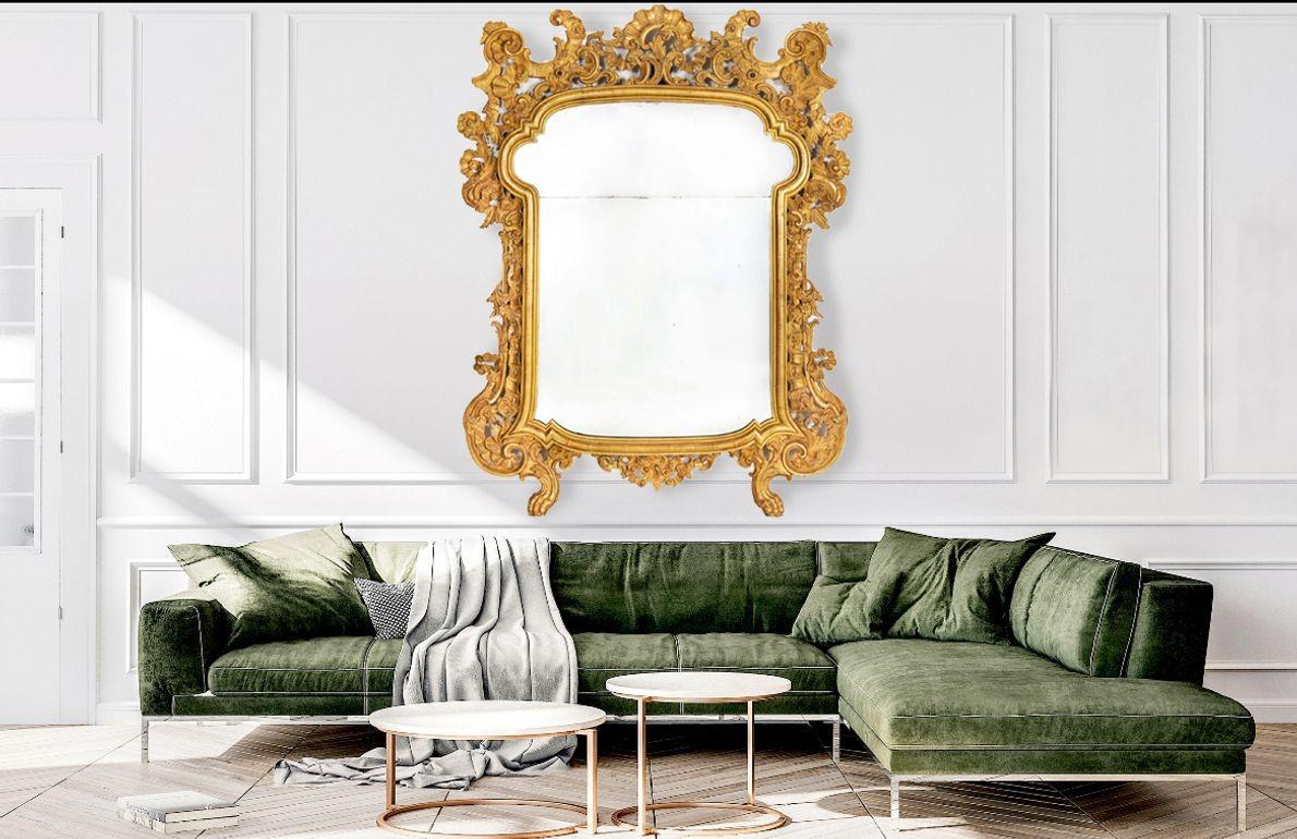 Espejo de pared italiano rococó de madera dorada, probablemente Milán, circa 1760, 71
