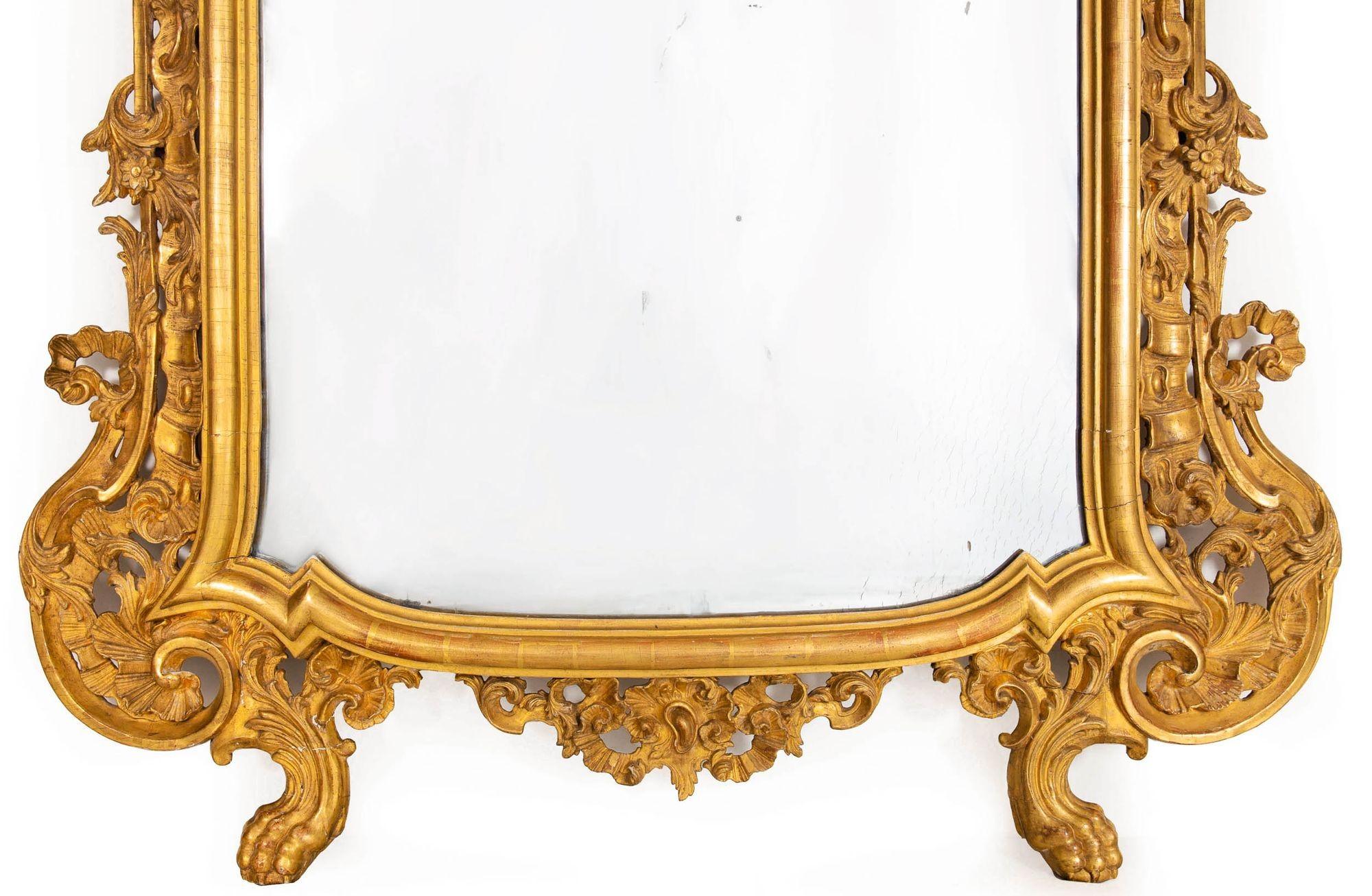 Espejo de pared italiano rococó de madera dorada, probablemente Milán, circa 1760, 71