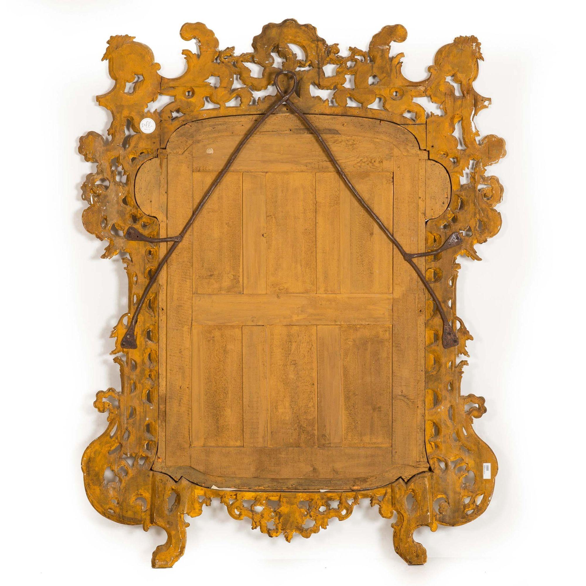 Espejo de pared italiano rococó de madera dorada, probablemente Milán, circa 1760, 71