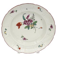Piatto da minestra in porcellana del 1765-1770 circa, realizzato da "Ducal Real Porcelain Factory".