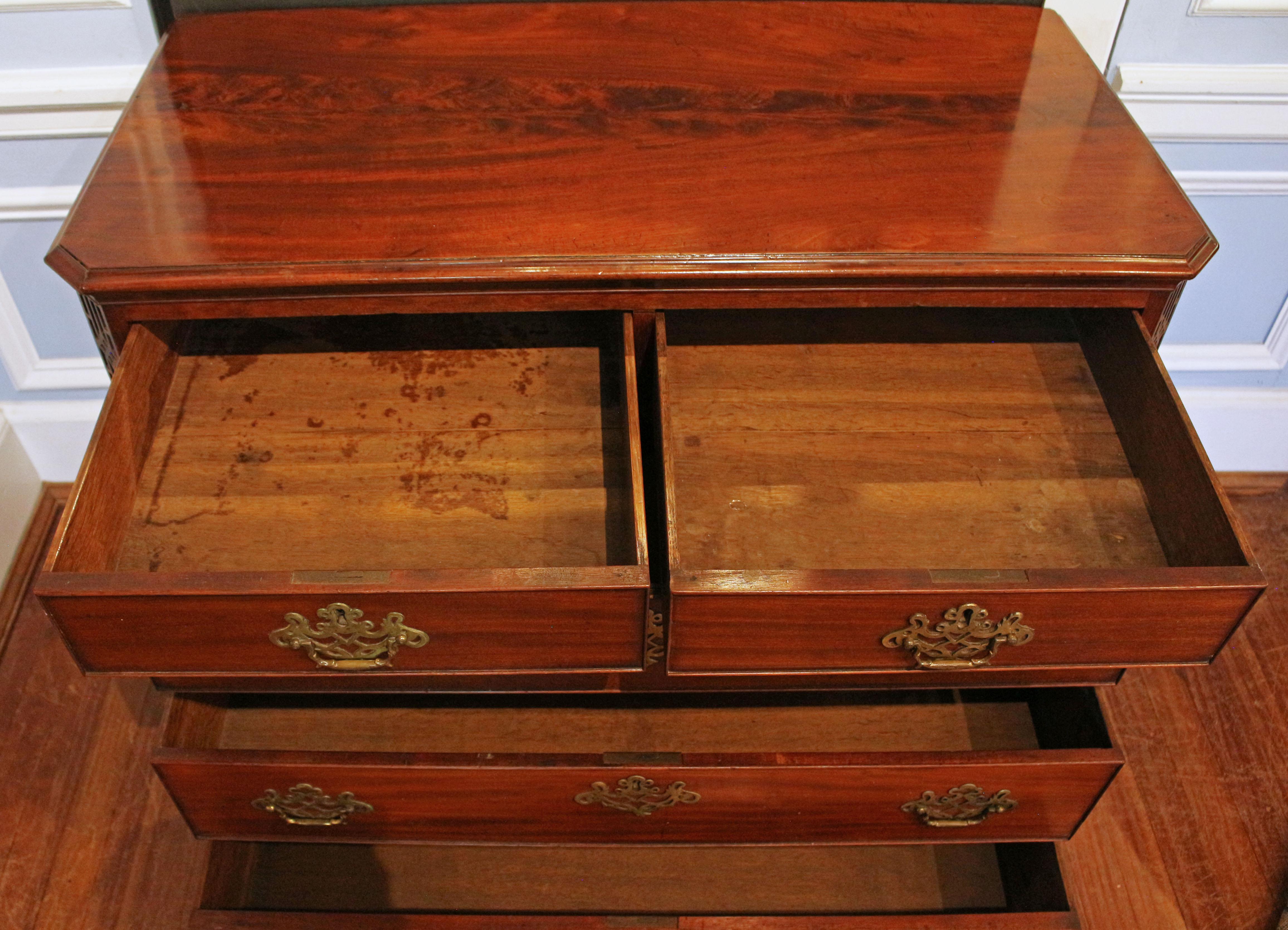 Circa 1765-1780 English George III Period Chest of Drawers In Good Condition For Sale In Chapel Hill, NC