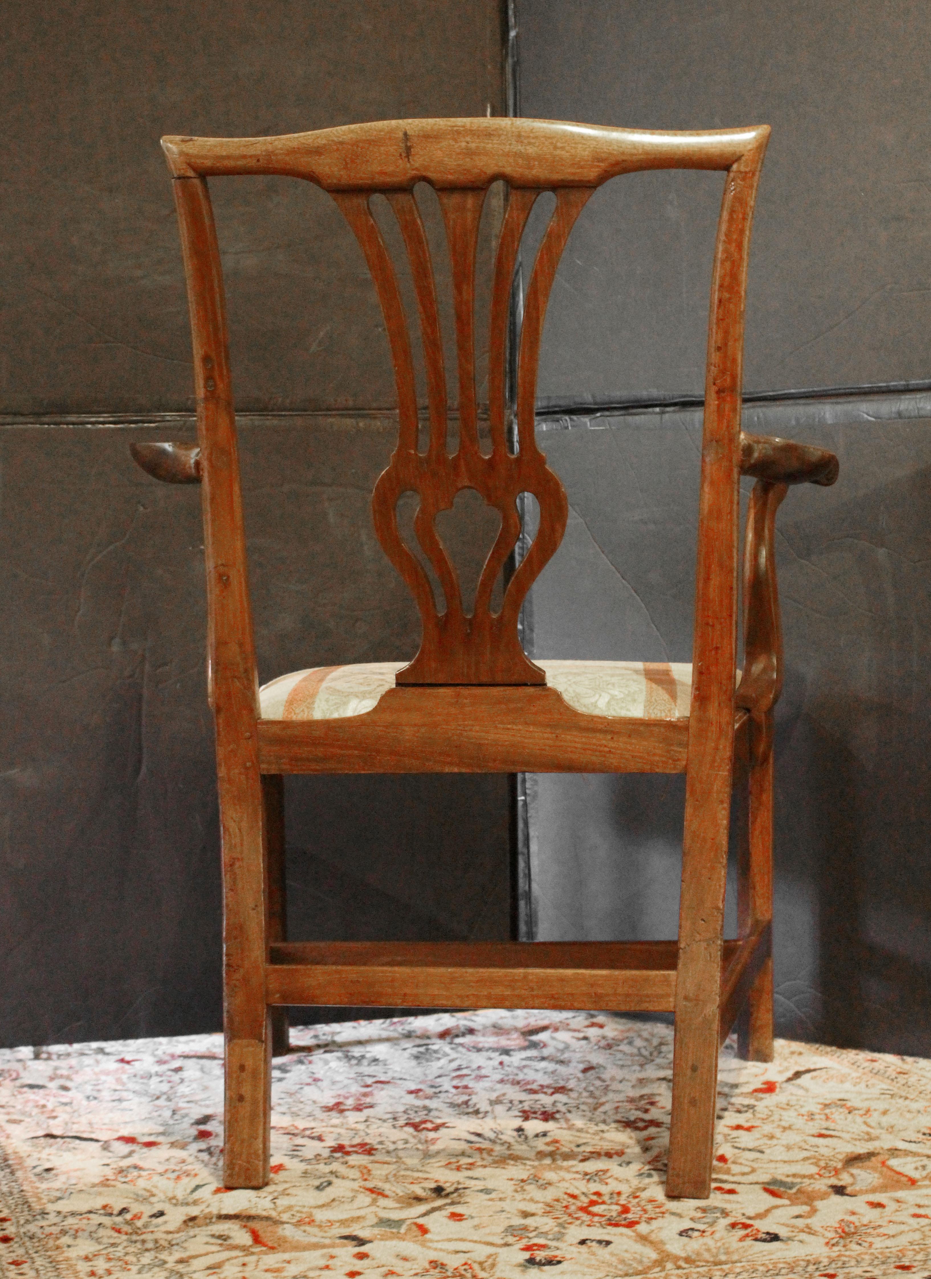 CIRCA 1765-80 Sedia a bracci in noce inglese di Giorgio III In condizioni buone in vendita a Chapel Hill, NC