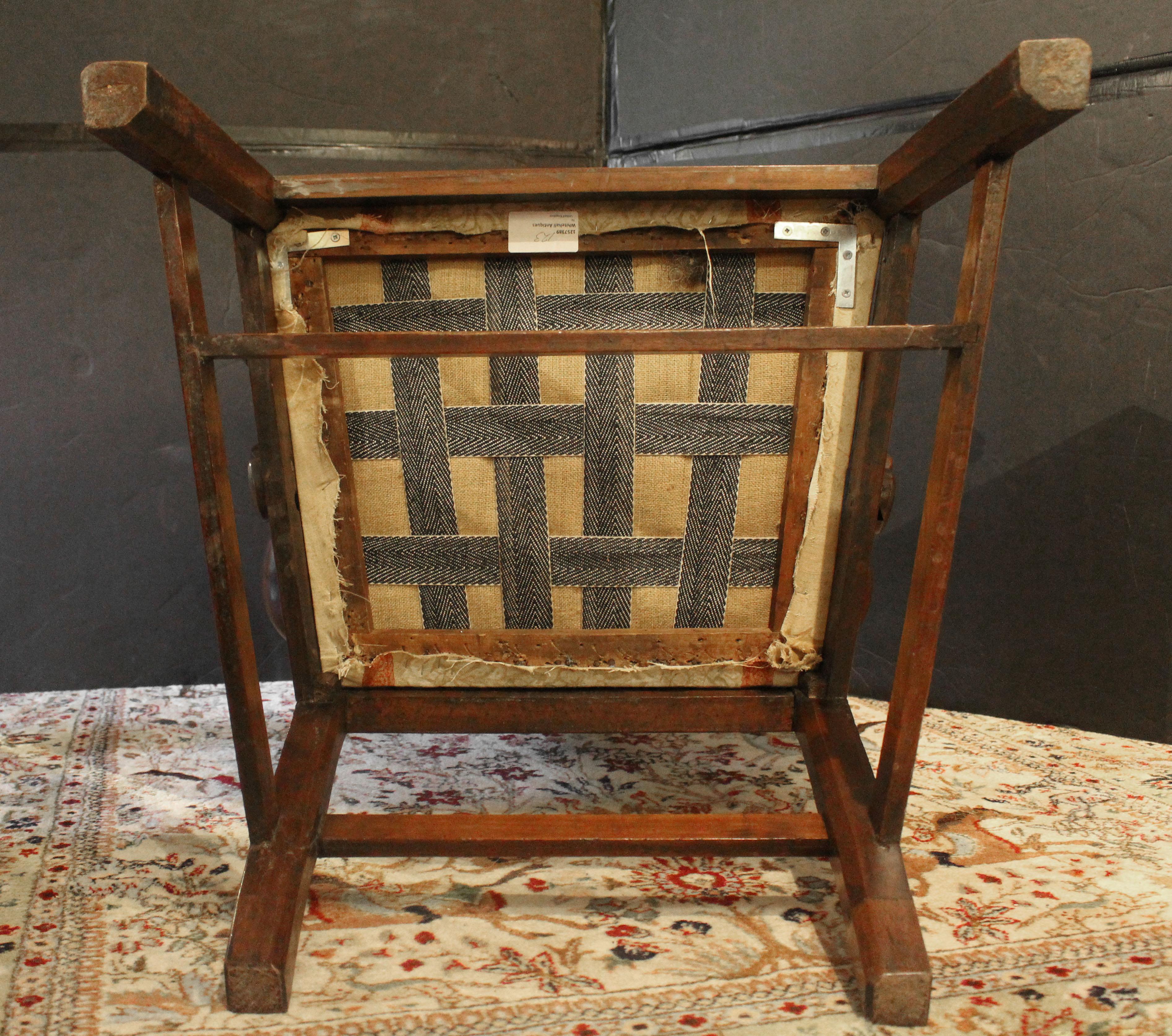 XVIII secolo CIRCA 1765-80 Sedia a bracci in noce inglese di Giorgio III in vendita