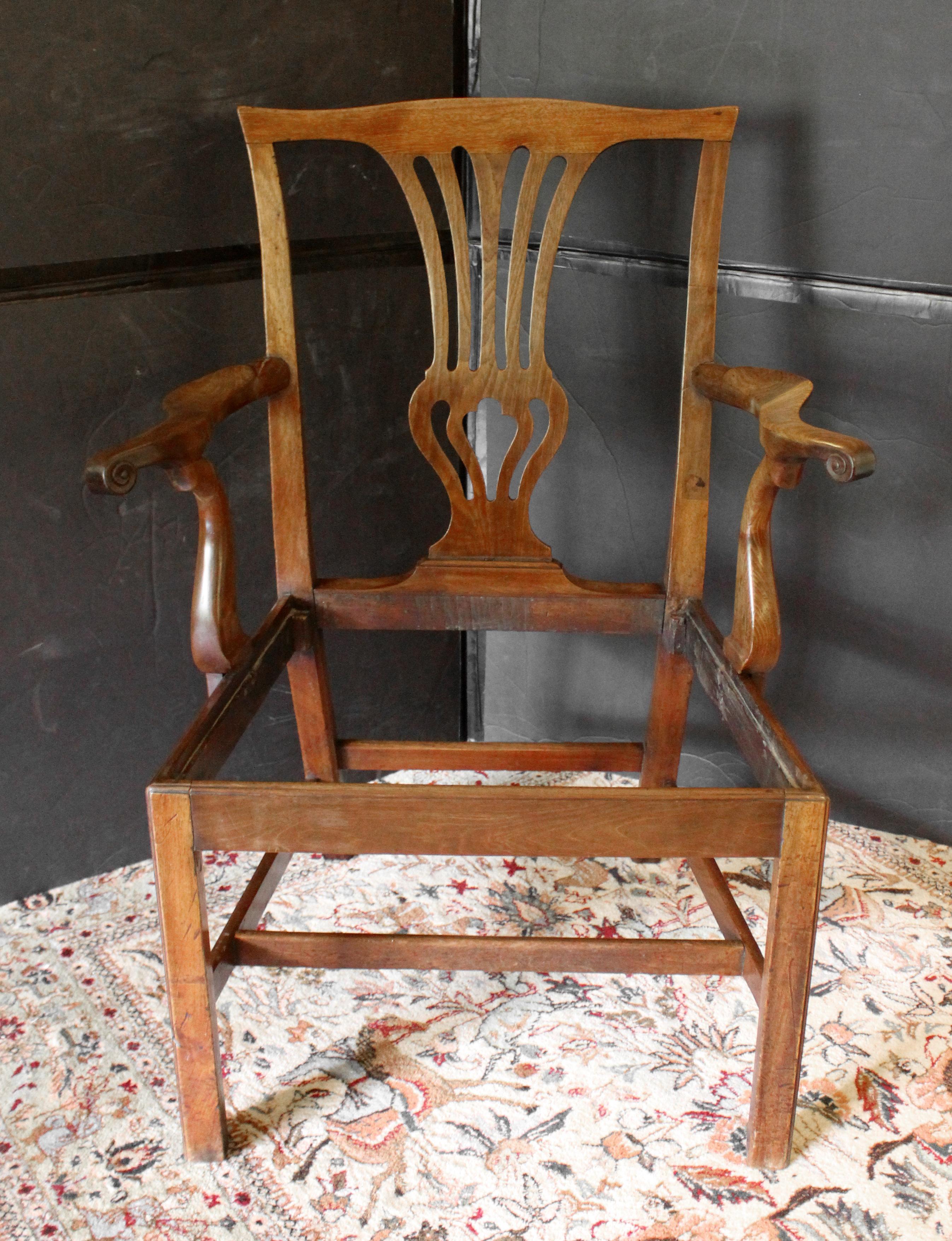 Tappezzeria CIRCA 1765-80 Sedia a bracci in noce inglese di Giorgio III in vendita