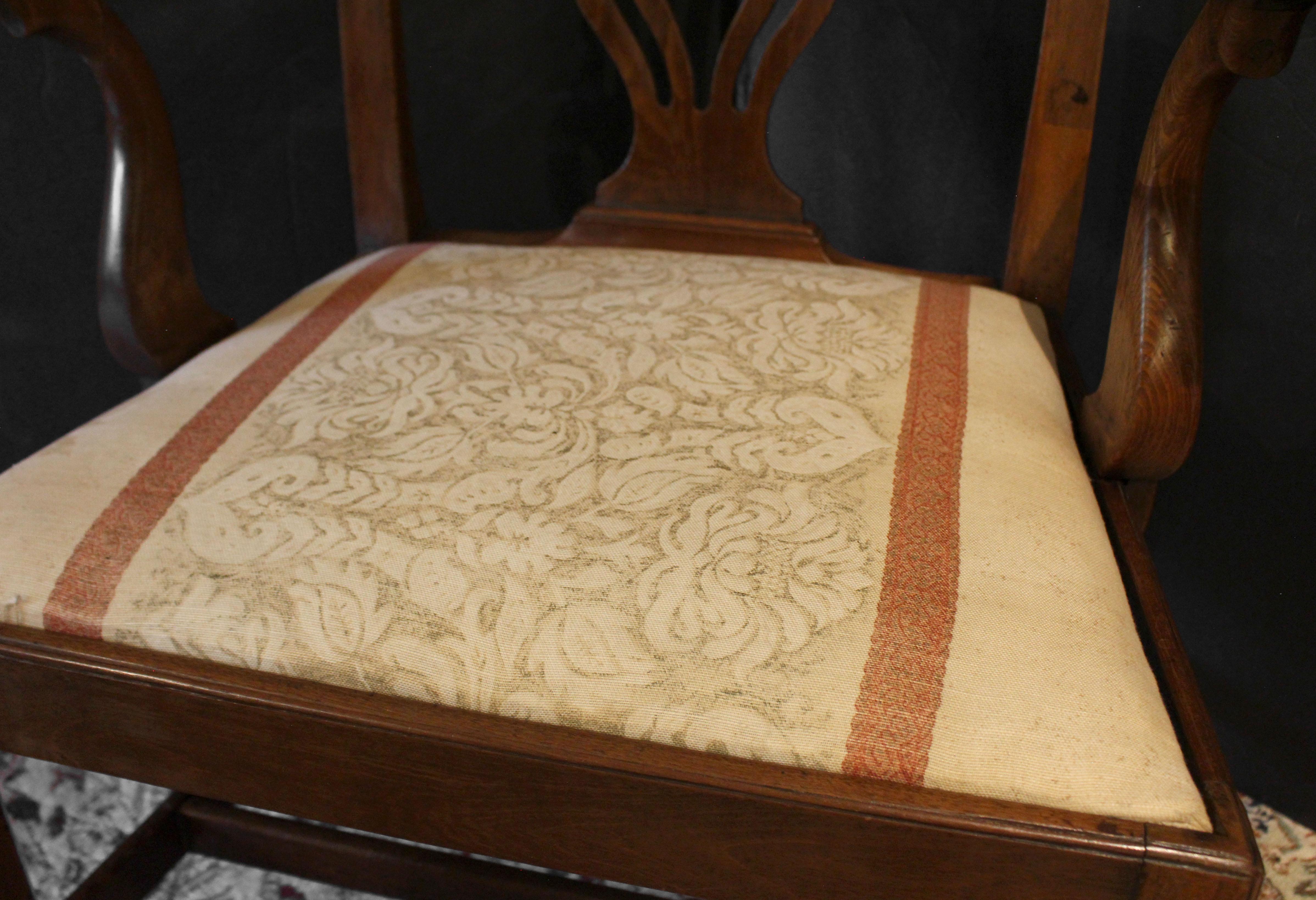 CIRCA 1765-80 Sedia a bracci in noce inglese di Giorgio III in vendita 1