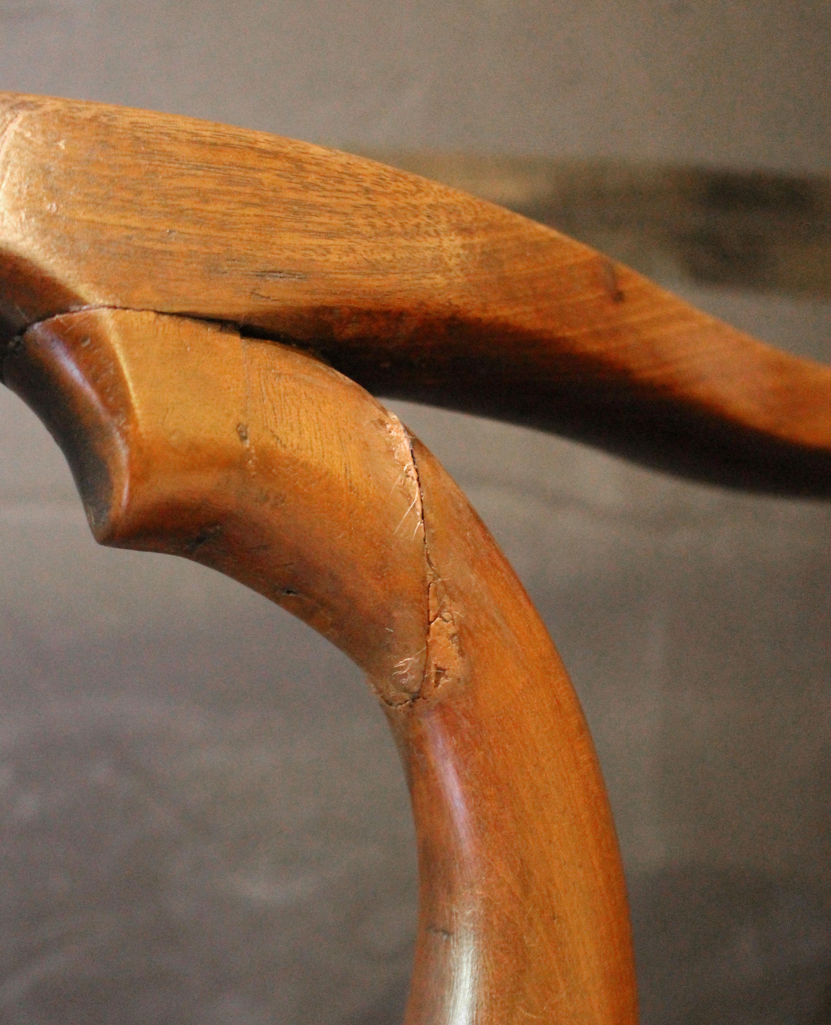 CIRCA 1765-80 Sedia a bracci in noce inglese di Giorgio III in vendita 3