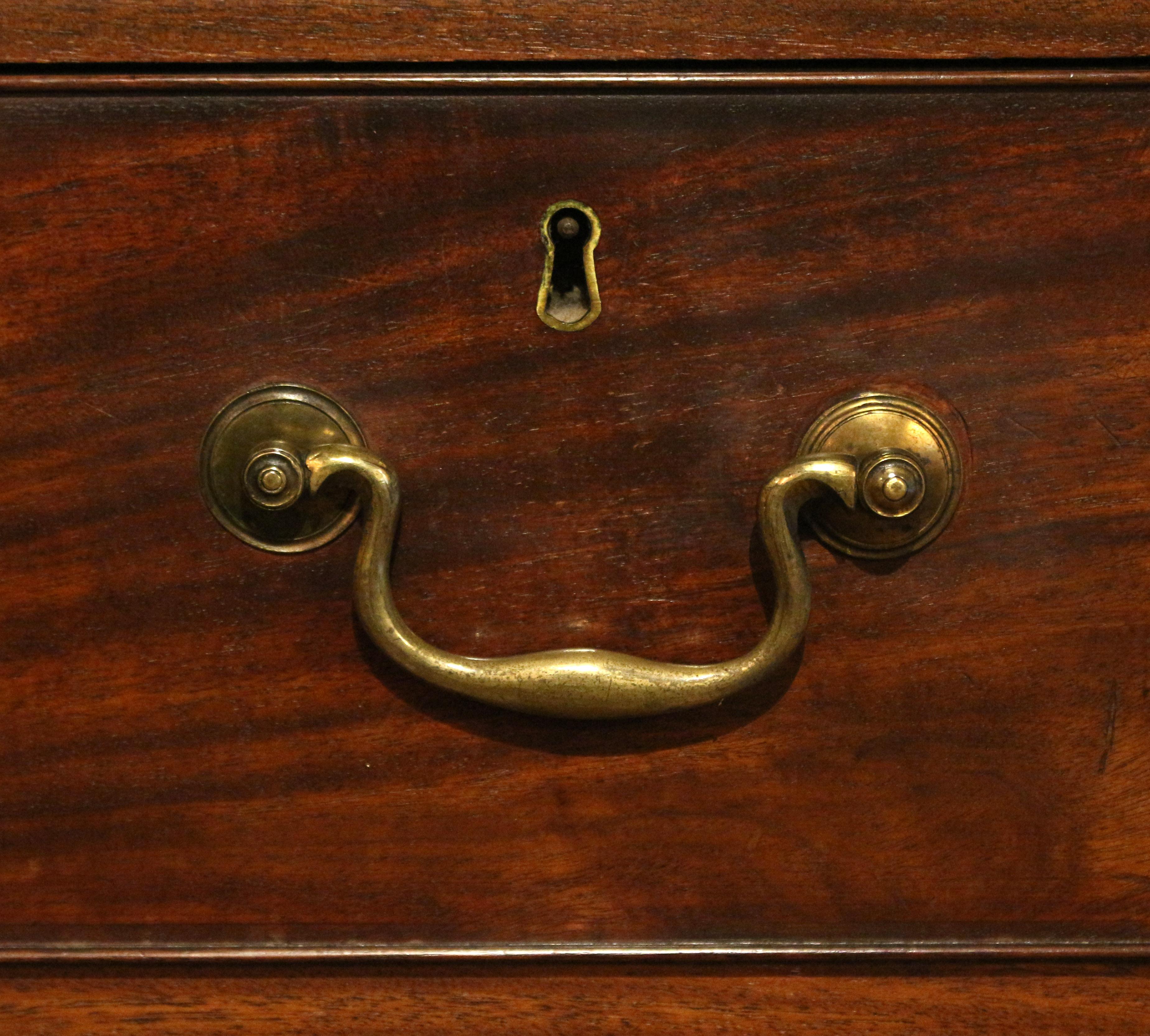 CIRCA 1765-80 Cassettiera inglese con fronte dritto di Giorgio III In condizioni buone in vendita a Chapel Hill, NC
