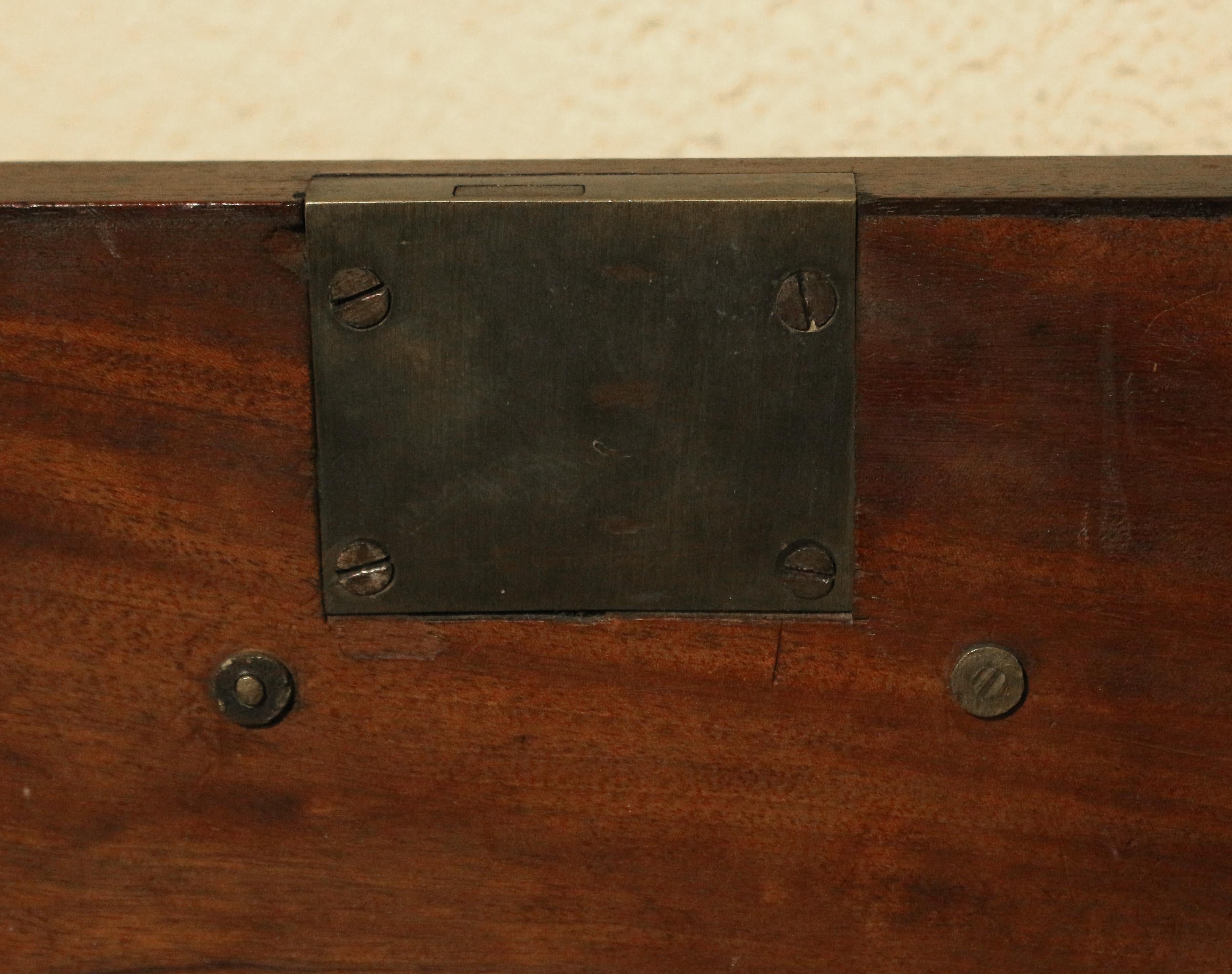 XVIII secolo CIRCA 1765-80 Cassettiera inglese con fronte dritto di Giorgio III in vendita