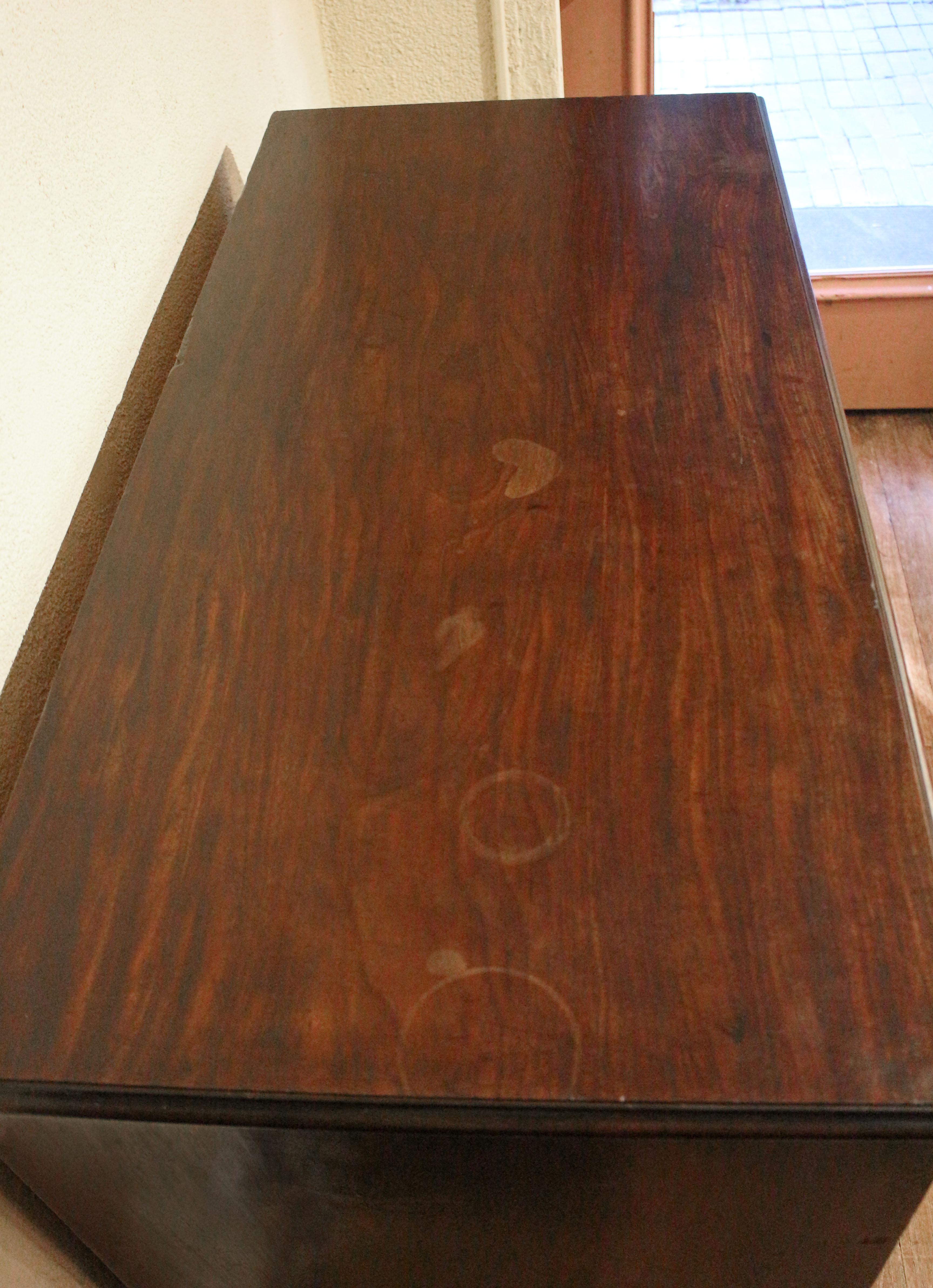 Legno CIRCA 1765-80 Cassettiera inglese con fronte dritto di Giorgio III in vendita