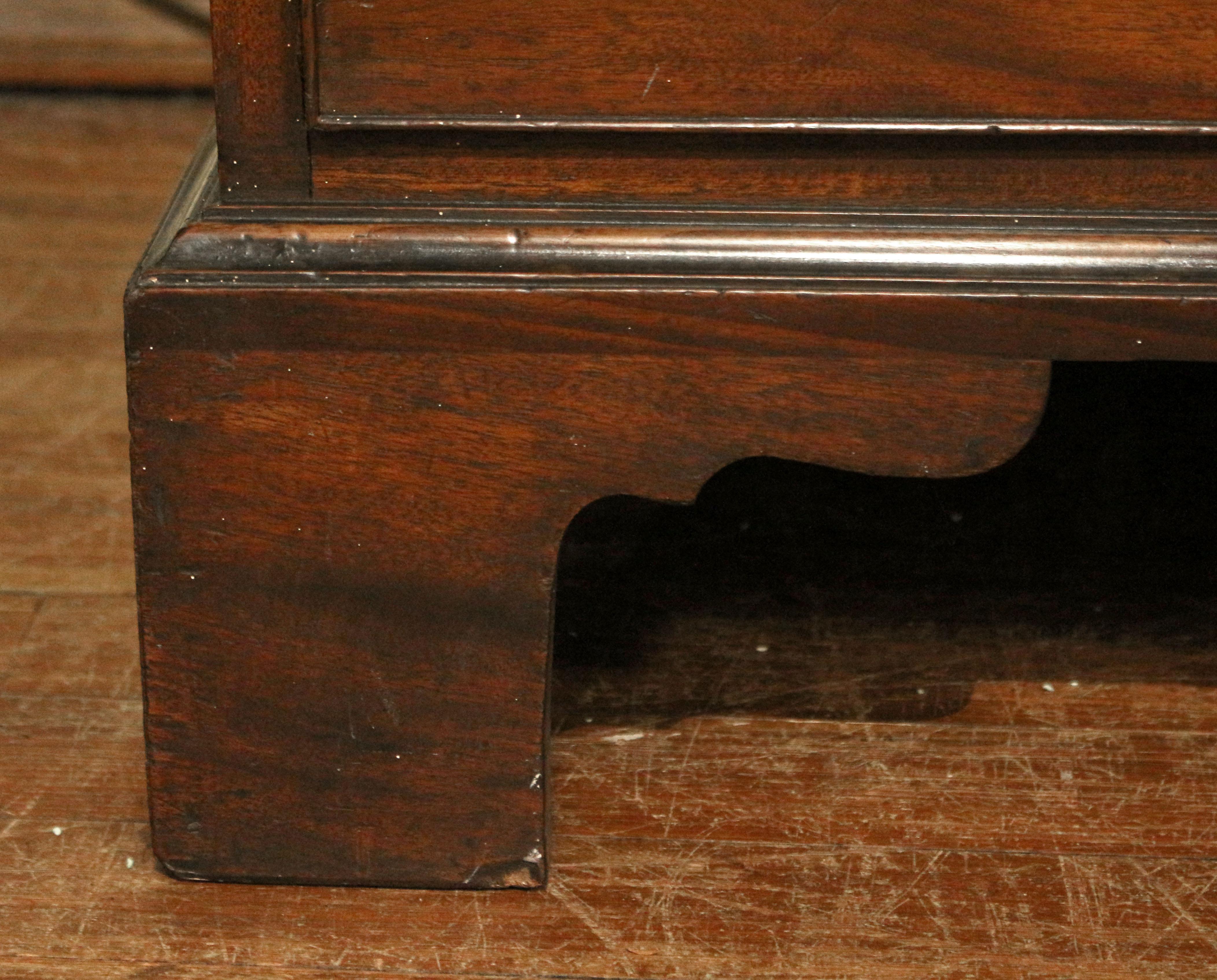 CIRCA 1765-80 Cassettiera inglese con fronte dritto di Giorgio III in vendita 1