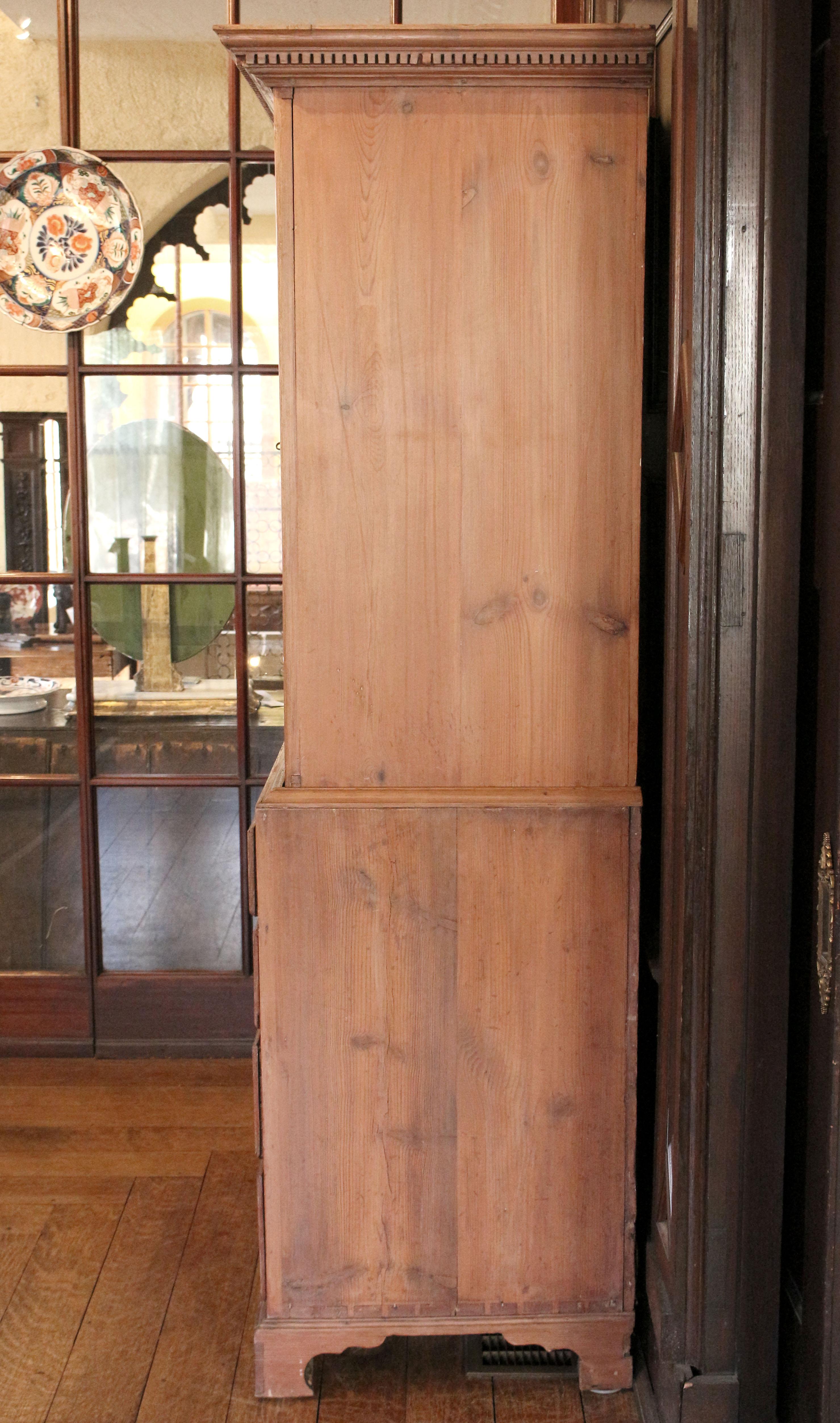 Circa 1765-80 George III Period English Linen Press In Good Condition For Sale In Chapel Hill, NC