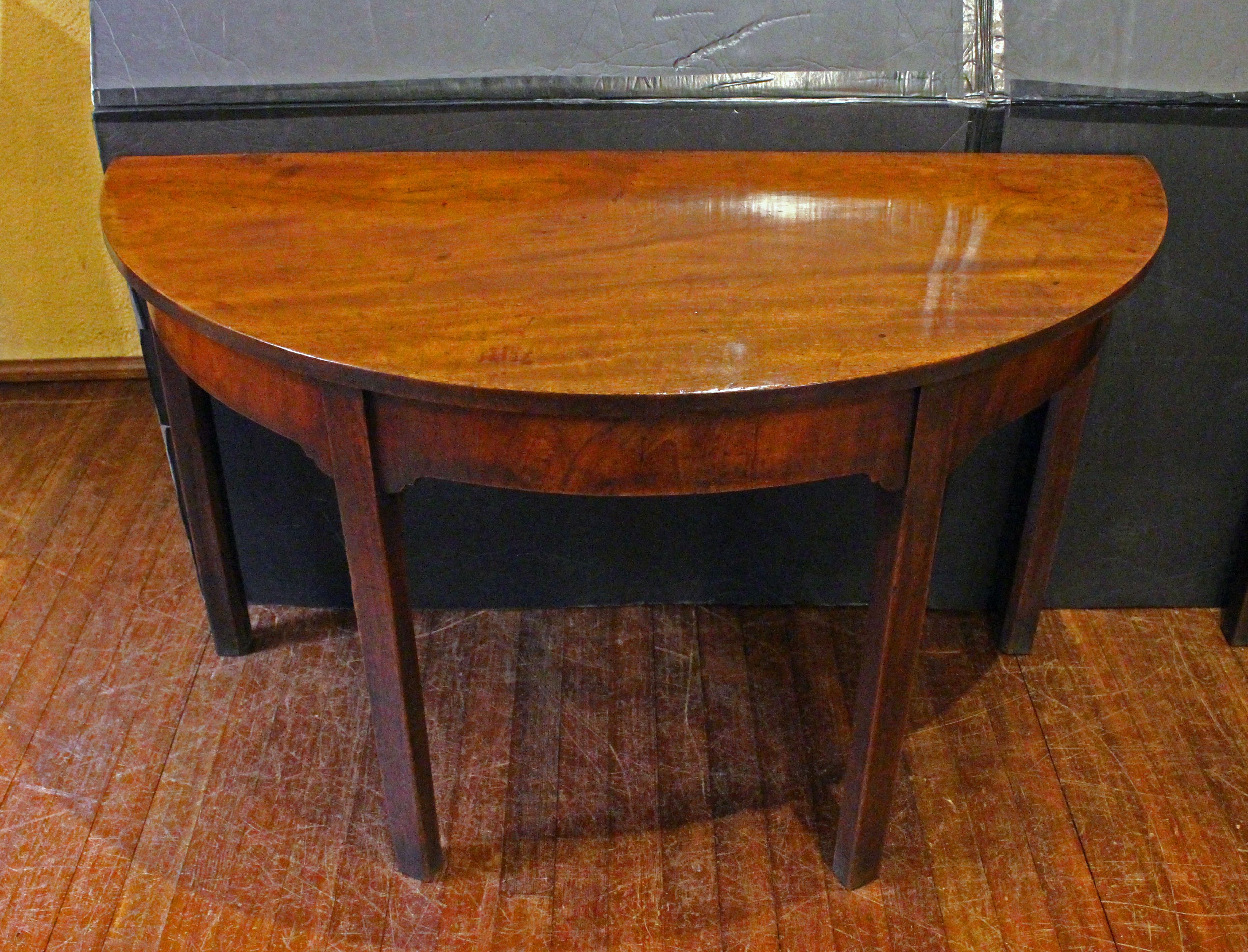 Circa 1765 English George III Period Pair of Console Tables In Good Condition For Sale In Chapel Hill, NC