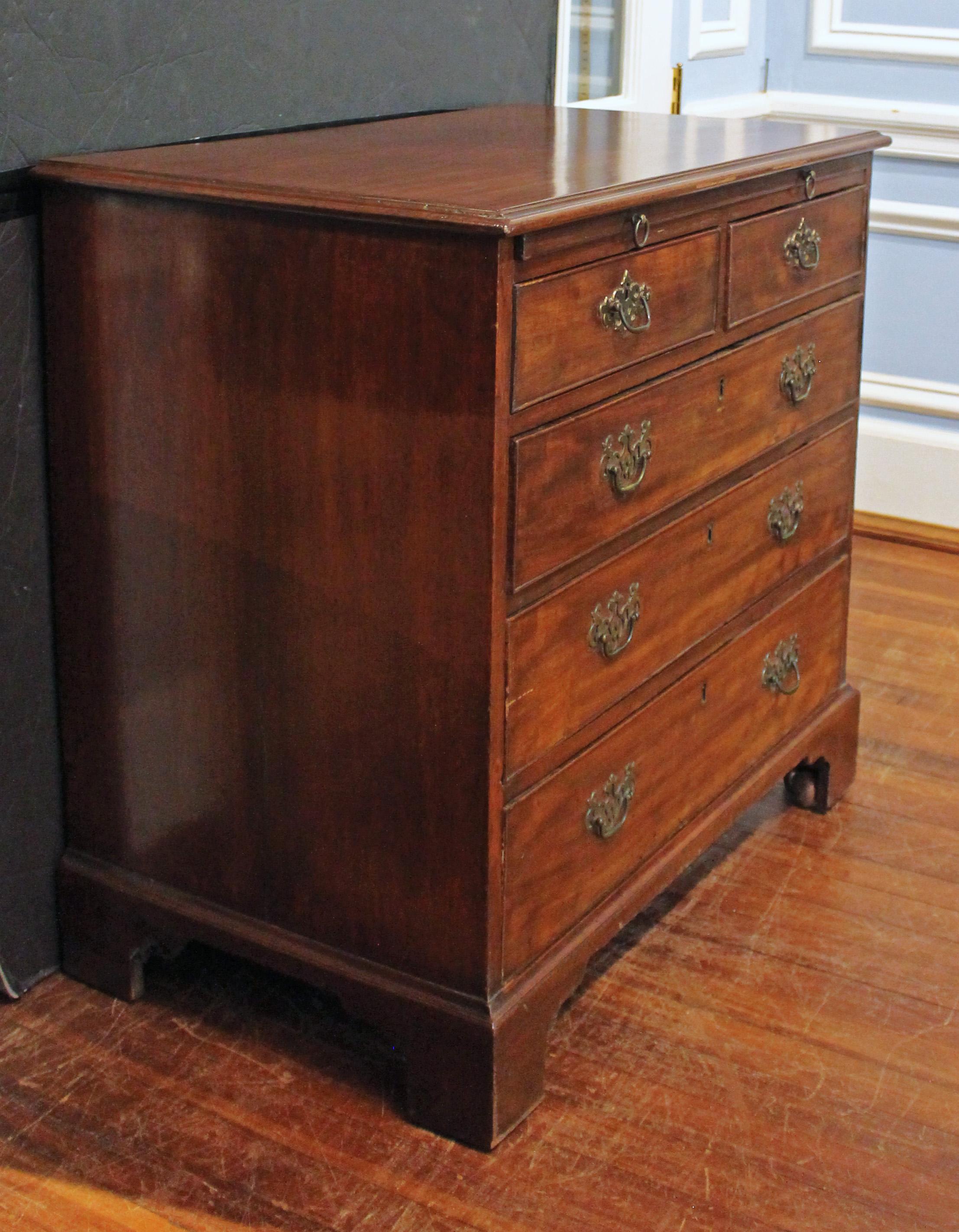 Cassettiera da scapolo del periodo georgiano, inglese, 1765 circa. Mogano ricco. Scivolo per la spazzolatura. Sollevato su piedi a staffa originali. Ferramenta originale con lavorazione a taglio. Londra o Edimburgo. Legno secondario di quercia. Le