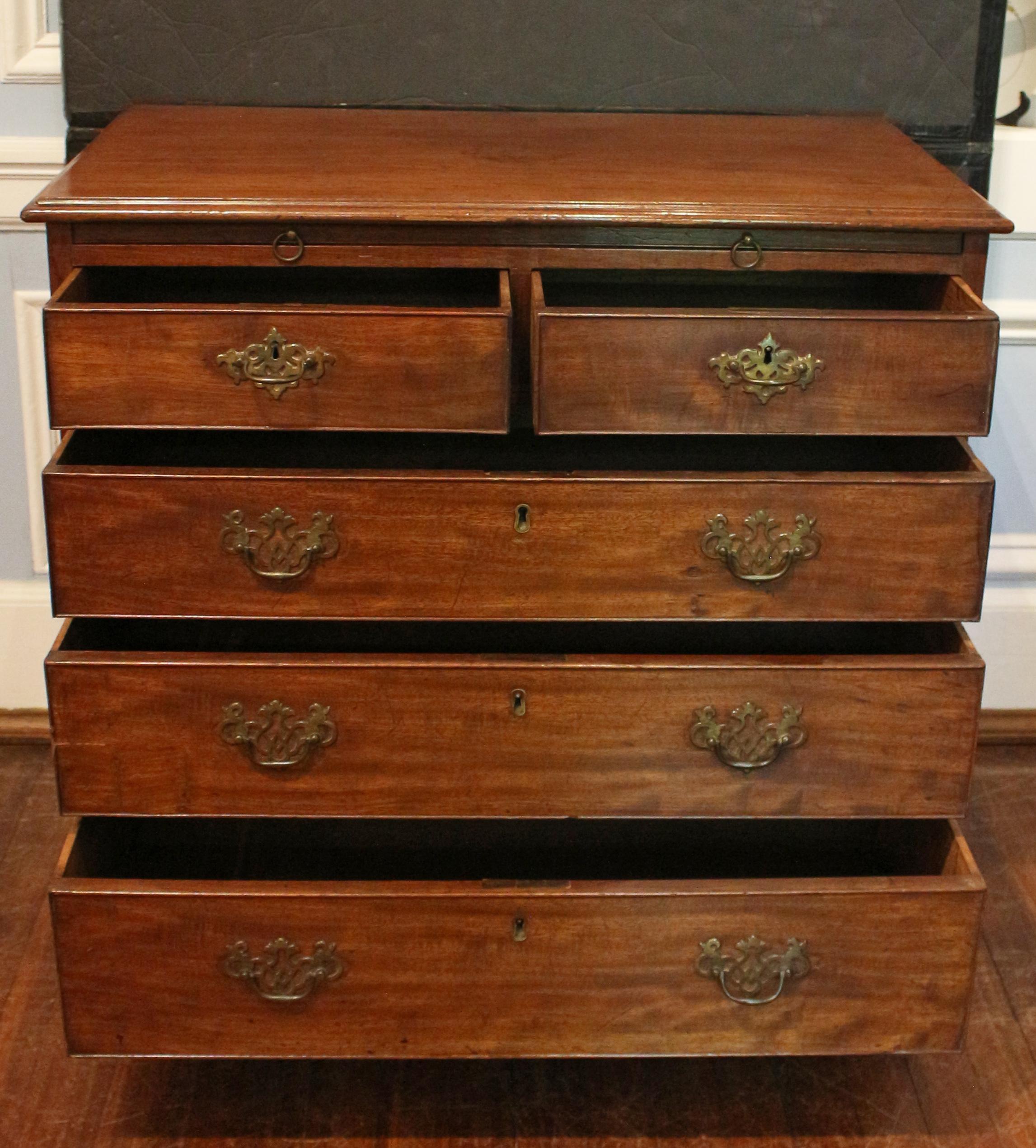 XVIII secolo Cassettiera da scapolo del periodo georgiano inglese del 1765 ca. in vendita