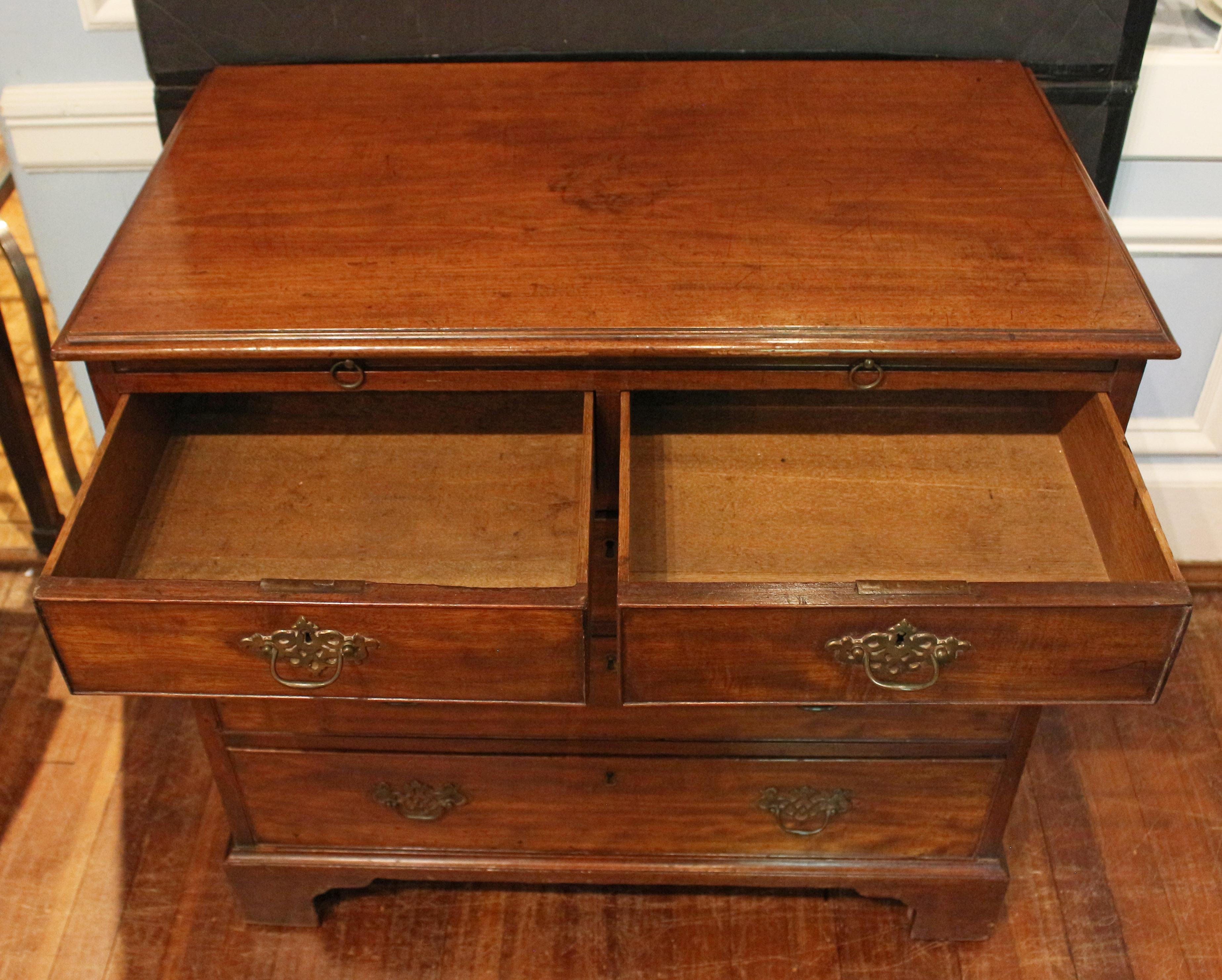 Legno Cassettiera da scapolo del periodo georgiano inglese del 1765 ca. in vendita