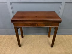 Circa 1765 Mesa de té y juegos de tres pliegues de la época georgiana inglesa