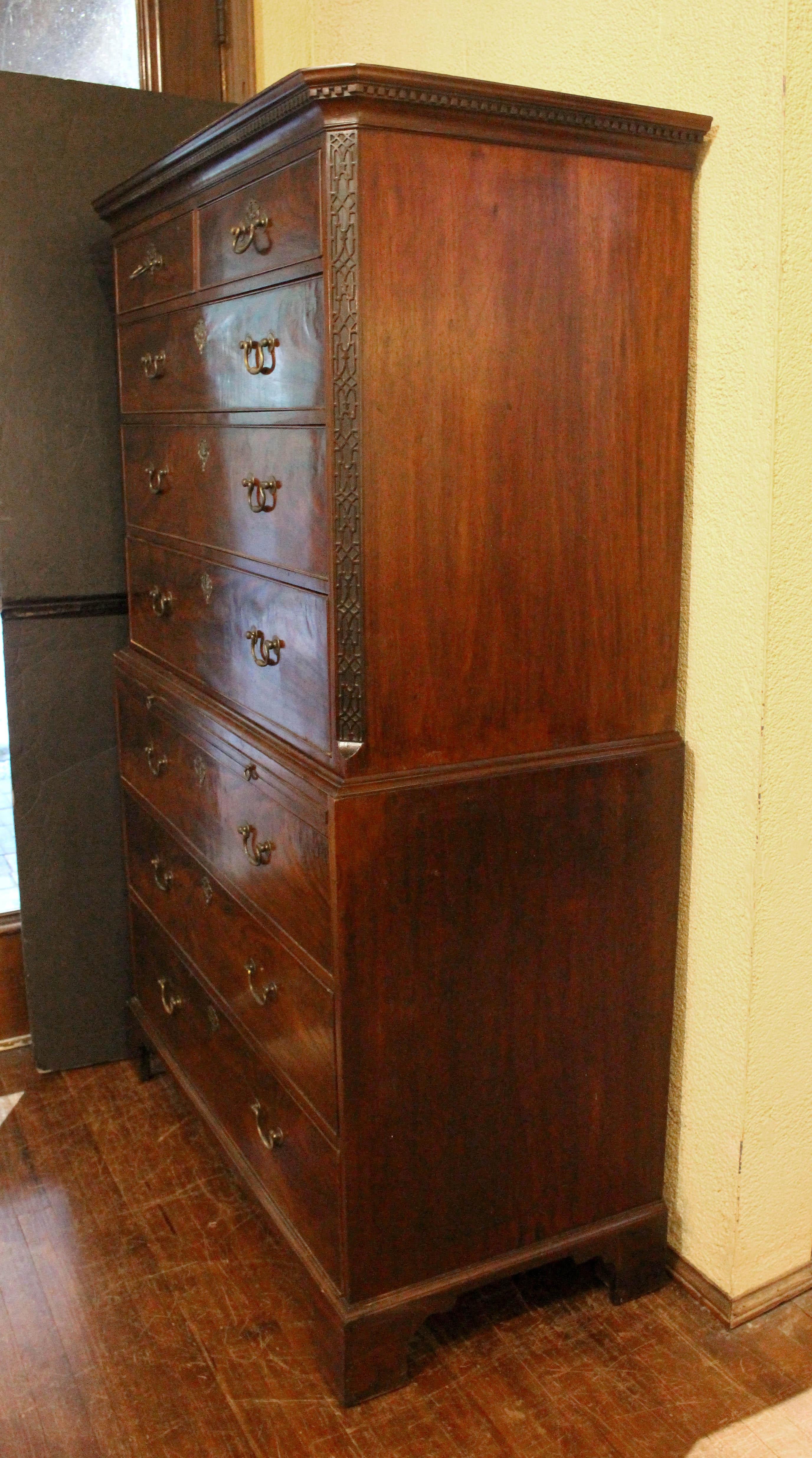 Cassapanca di epoca Giorgio III su cassapanca, inglese, CIRCA 1765. Si tratta di un pezzo straordinariamente bello: la cassa superiore presenta un quarto di colonna piatto e traforato alla cieca, secondo il gusto gotico di Chippendale. Modanatura a