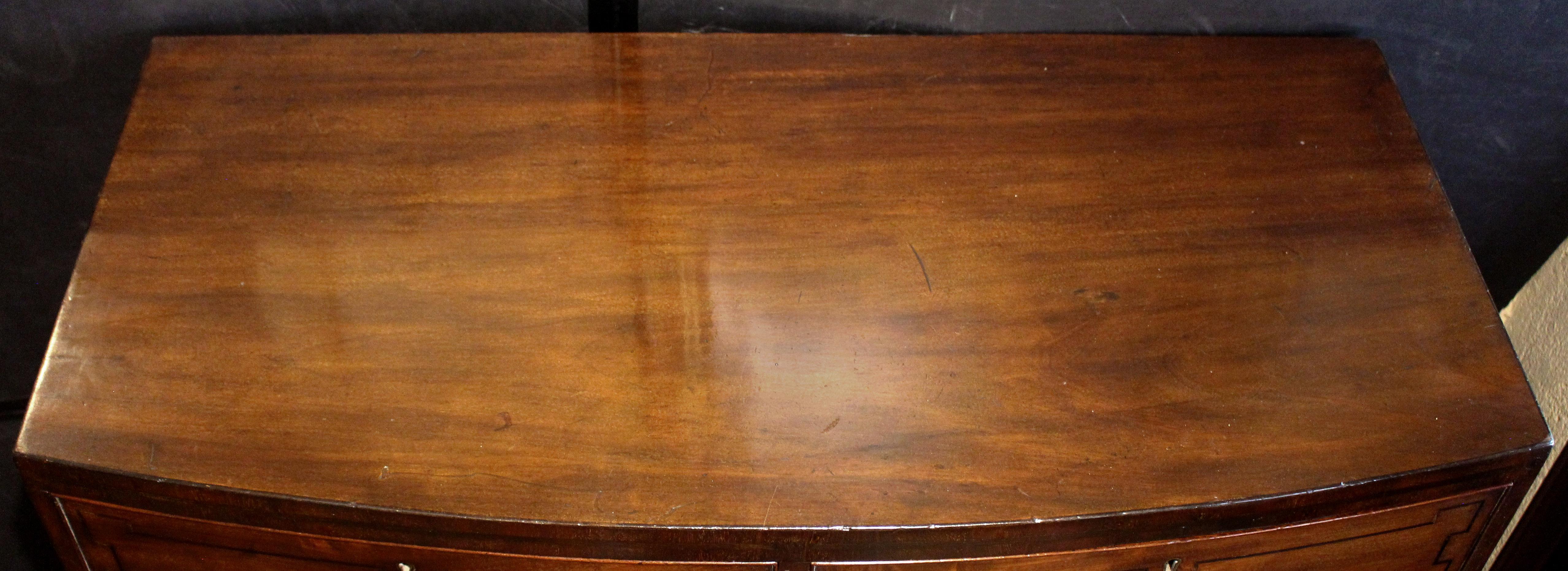 Circa 1770-90 Période George III Anglais Bowfront Tall Chest of Drawers (Grande commode à façade en arc) Bon état - En vente à Chapel Hill, NC