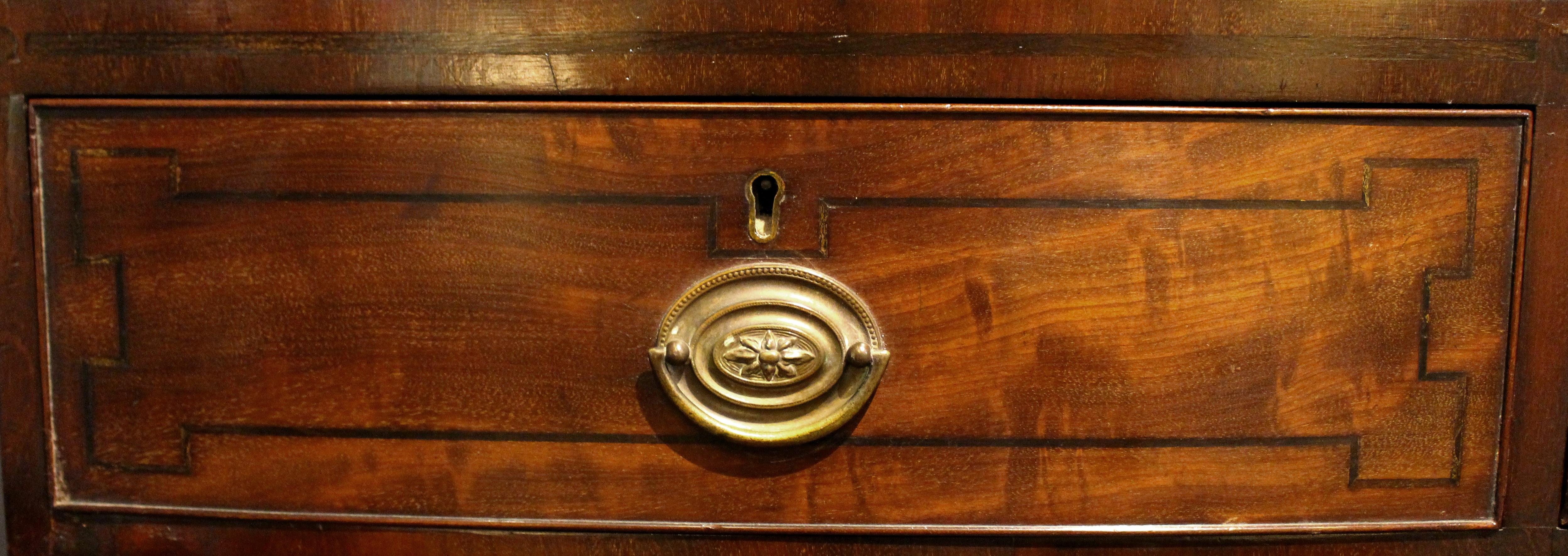 XVIIIe siècle Circa 1770-90 Période George III Anglais Bowfront Tall Chest of Drawers (Grande commode à façade en arc) en vente