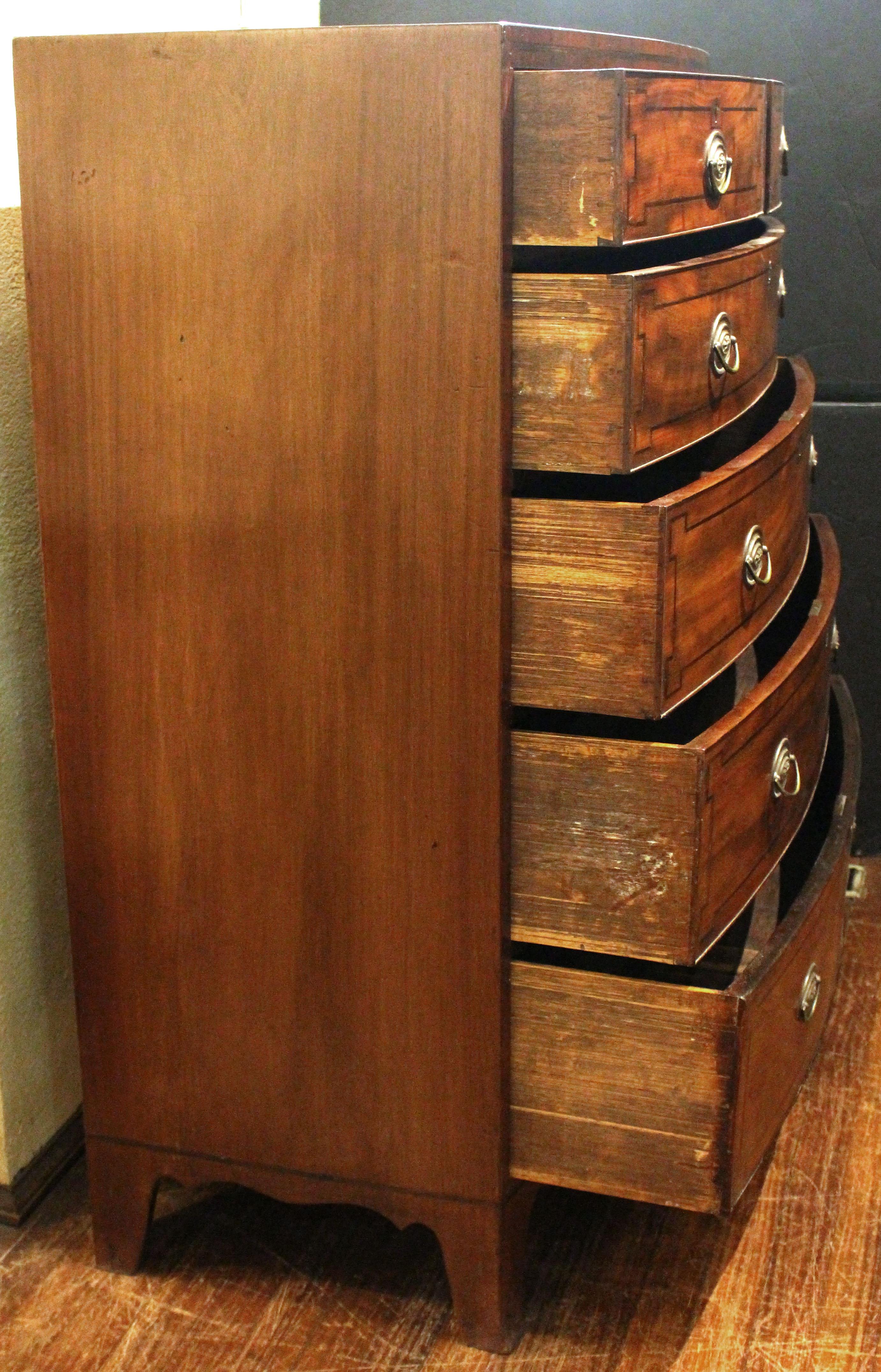Chêne Circa 1770-90 Période George III Anglais Bowfront Tall Chest of Drawers (Grande commode à façade en arc) en vente