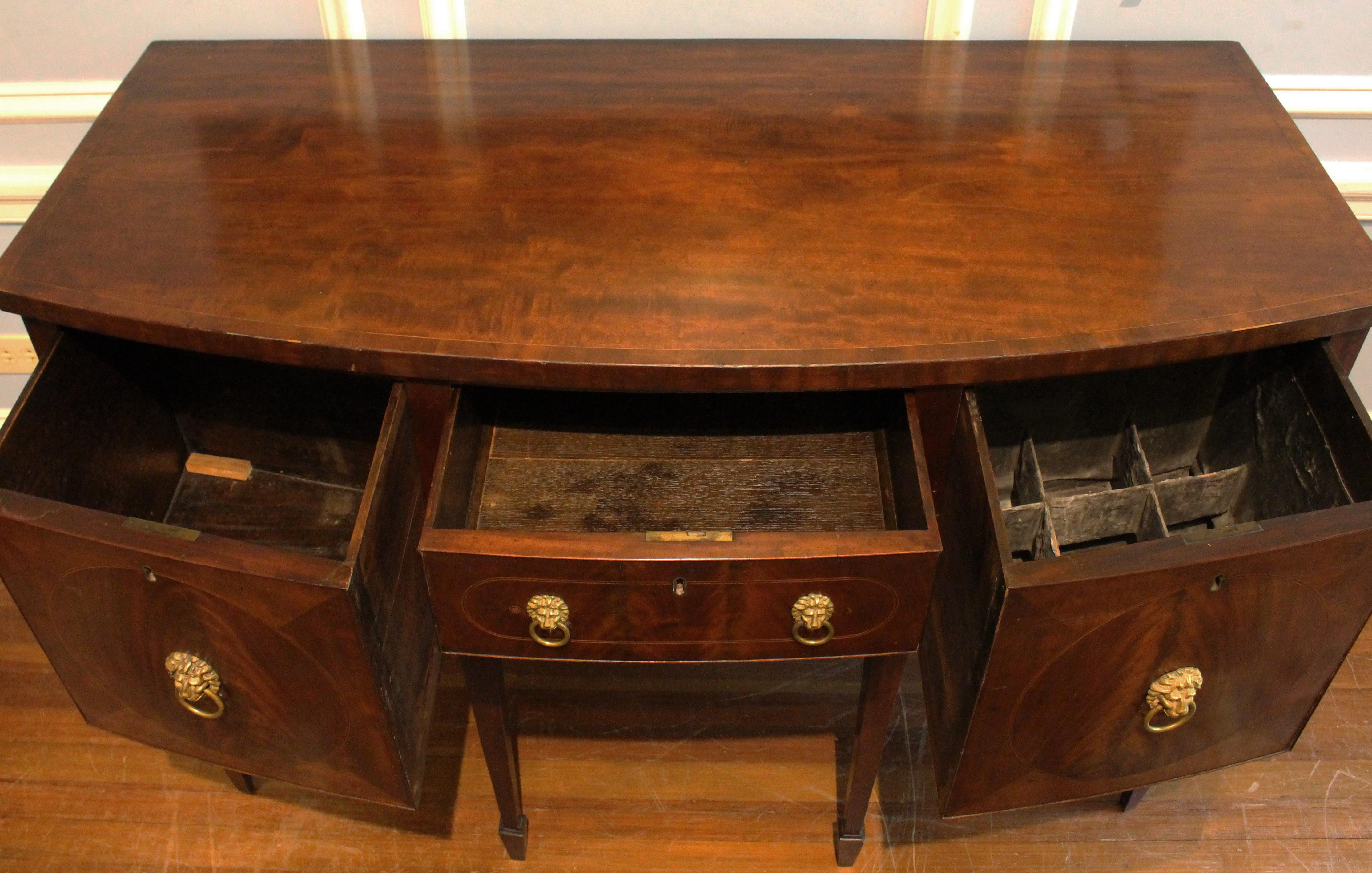 Giorgio III Circa 1770-90 George III Small Bowfront Sideboard in vendita