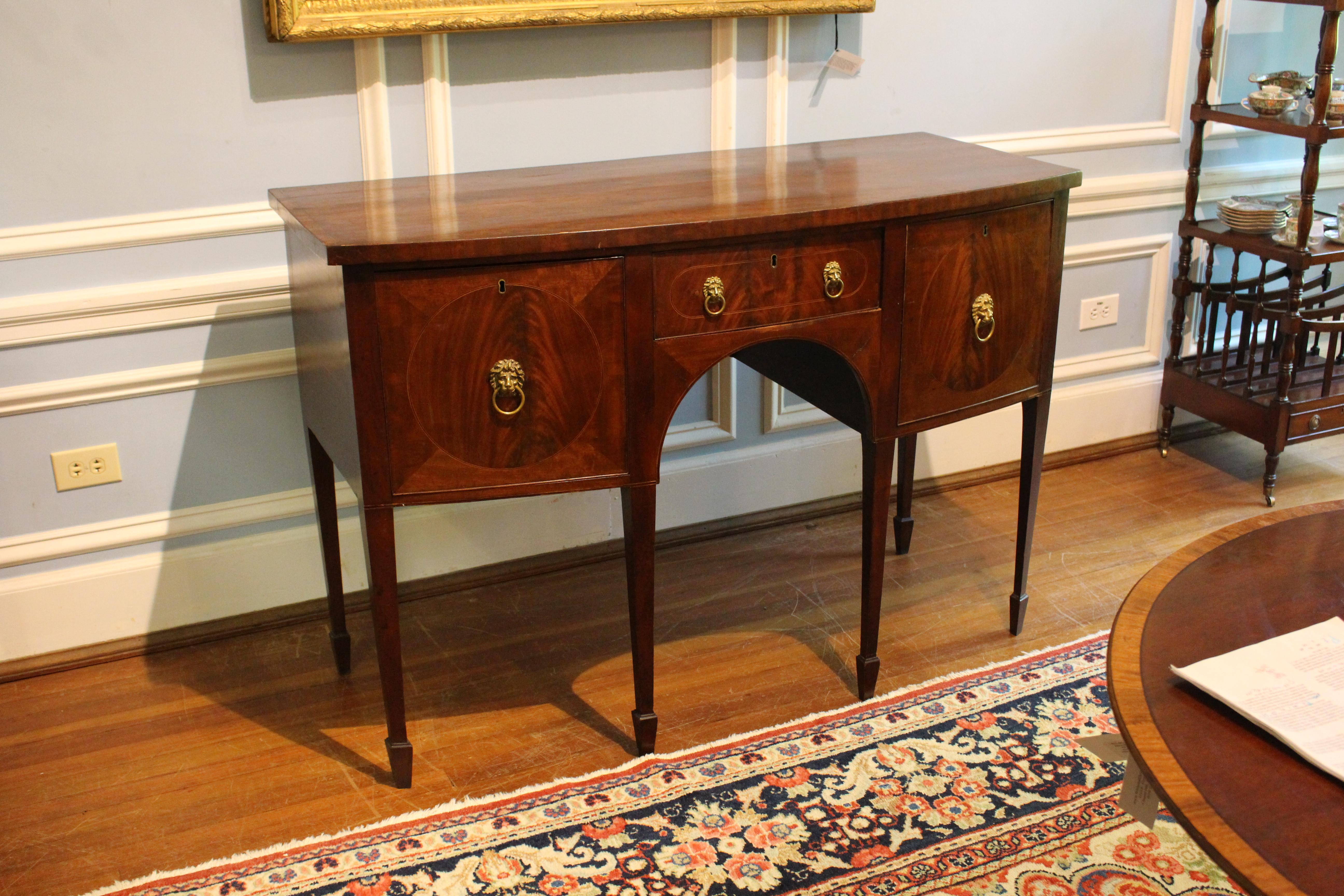 Circa 1770-90 George III Small Bowfront Sideboard in vendita 1