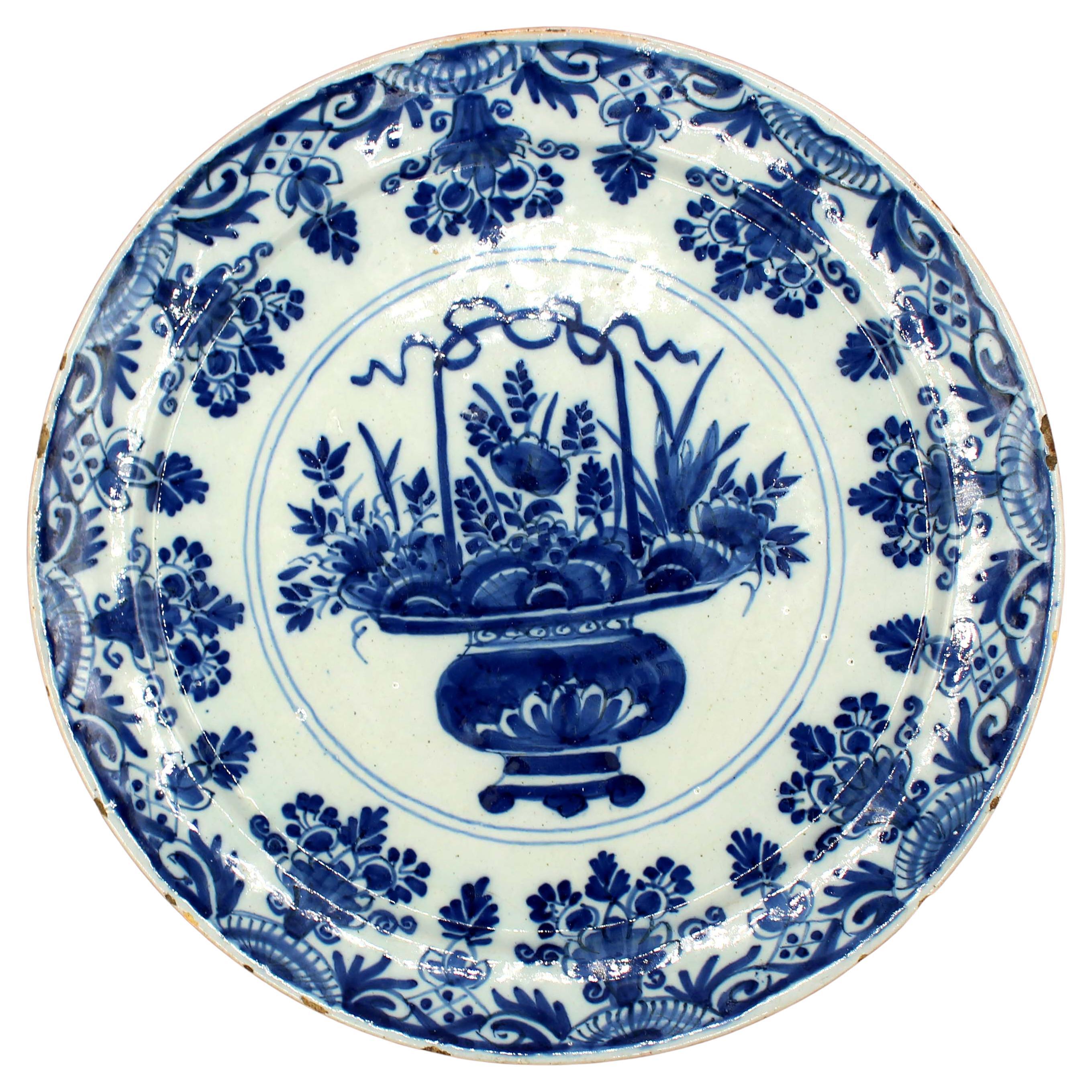 Vers 1770 Assiette bleue et blanche de Delft en vente