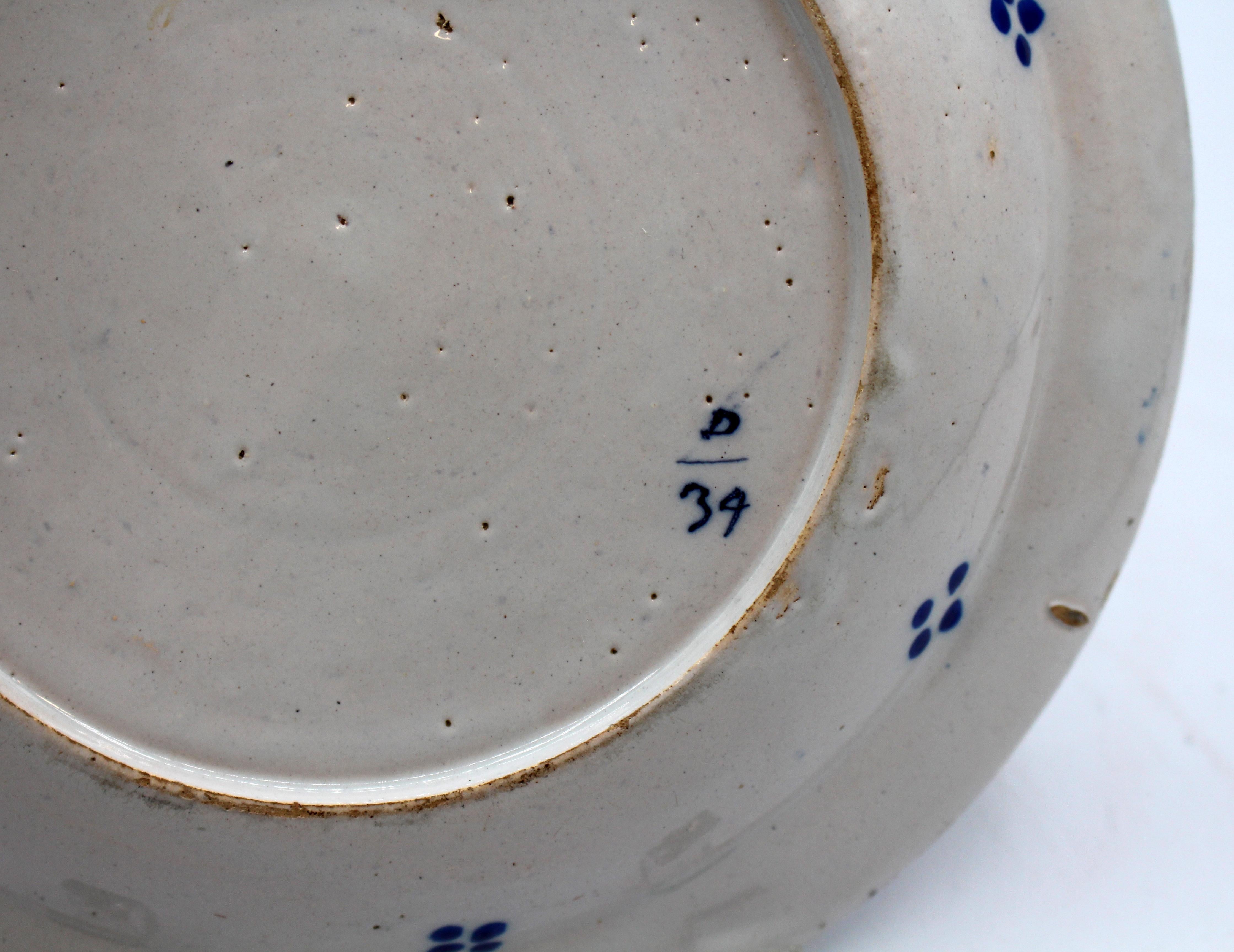CIRCA 1770 Delft Polychrome niedrige Schale oder Teller im Zustand „Gut“ im Angebot in Chapel Hill, NC