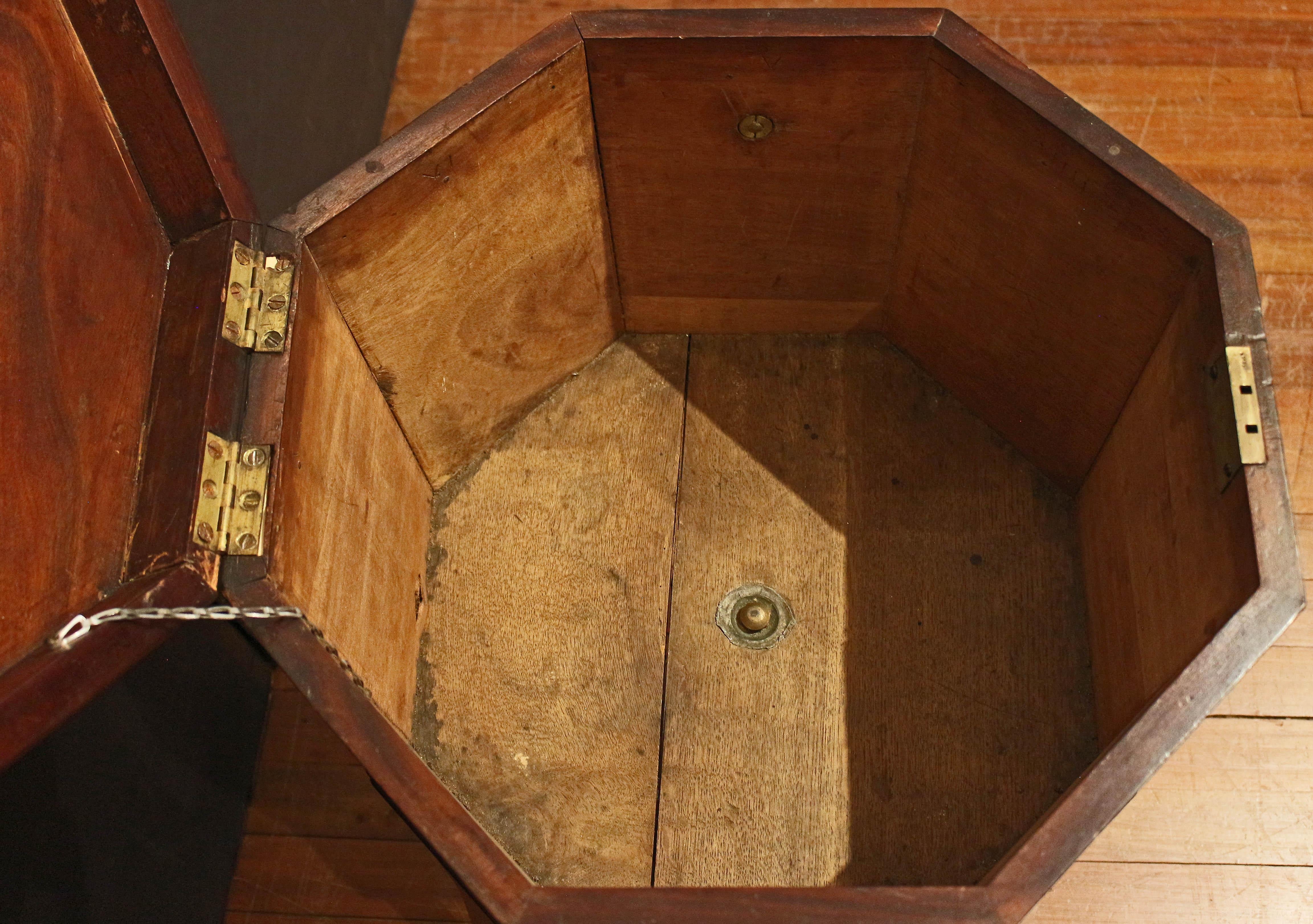 Circa 1770 English George III Period Cellarette on Stand In Good Condition For Sale In Chapel Hill, NC