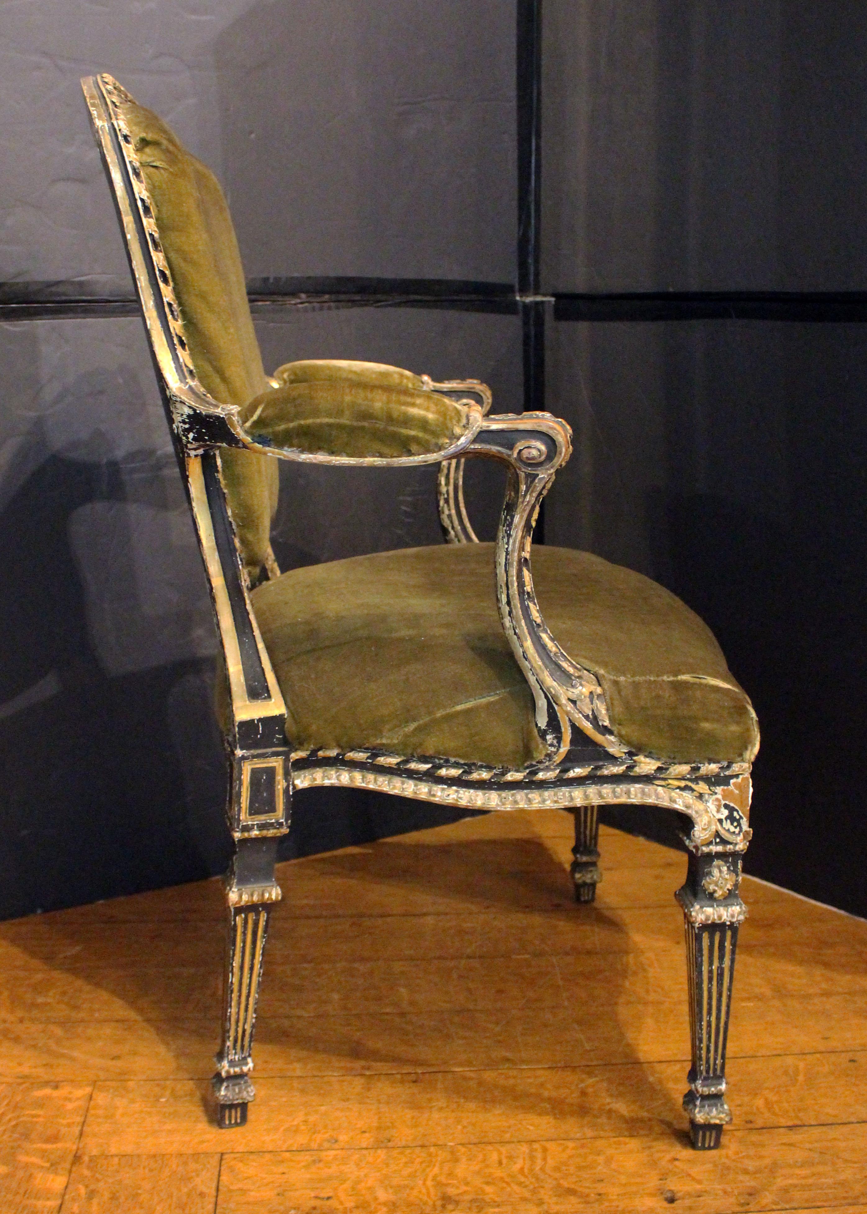 Circa 1770 Fauteuil o poltrona aperta di gusto francese, realizzata a Londra da Giorgio III. Un esempio straordinariamente bello di mogano intagliato che conserva gran parte della vernice nera originale con dettagli dorati. Bordi ripetuti con